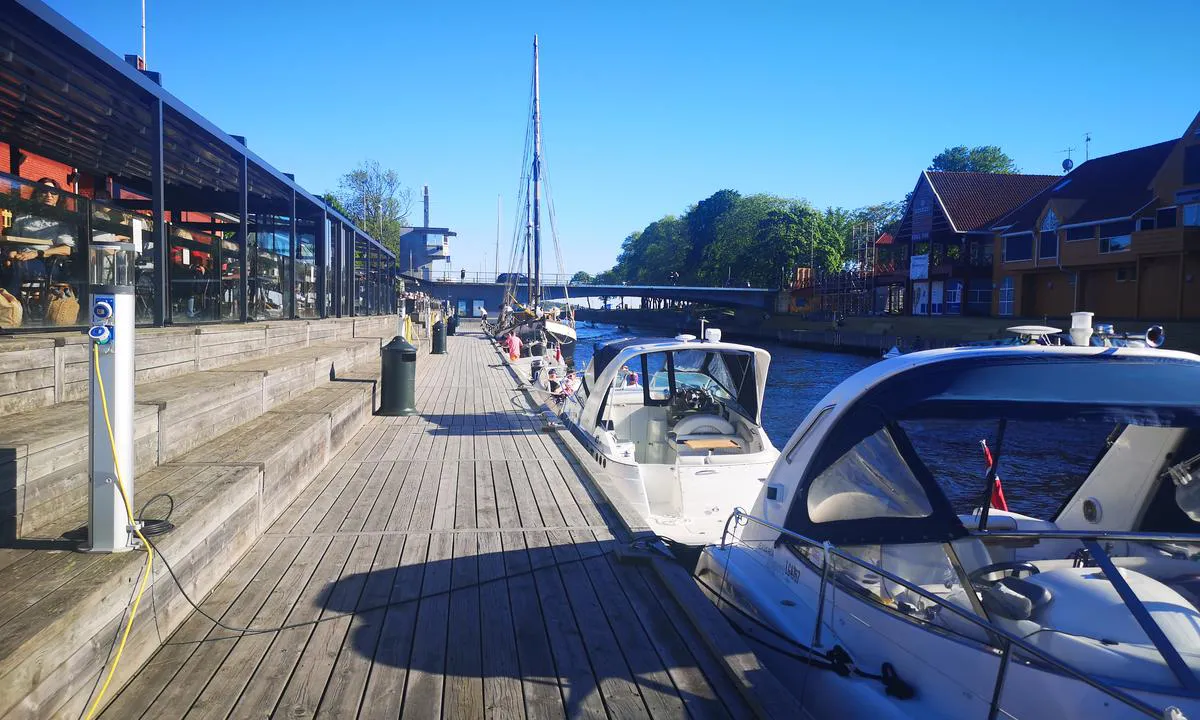Moss Gjestehavn: {"base": "no", "no": "Gjestehavn i kanalen.", "se": "G\u00e4sthamn i kanalen.", "en": "Guest harbor in the canal.", "da": "G\u00e6stehavn i kanalen."}