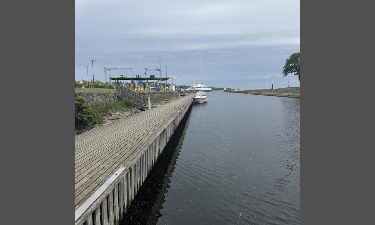 Moss Gjestehavn: {"base": "no", "no": "S\u00f8r del av brygga mot ferje.", "se": "S\u00f6dra delen av bryggan mot f\u00e4rjan.", "en": "South part of the pier towards the ferry.", "da": "Syd del af bryggen mod f\u00e6rge.", "fr": "Partie sud du quai vers le ferry.", "de": "S\u00fcdlicher Teil des Piers gegen\u00fcber der F\u00e4hre.", "es": "Parte sur del muelle hacia el ferry.", "it": "Parte sud della banchina verso il traghetto.", "pt": "Parte sul do cais em dire\u00e7\u00e3o ao ferry.", "nl": "Zuiderlijk deel van de steiger naar de veerboot.", "pl": "Po\u0142udniowa cz\u0119\u015b\u0107 nabrze\u017ca w stron\u0119 promu.", "uk": "\u041f\u0456\u0432\u0434\u0435\u043d\u043d\u0430 \u0447\u0430\u0441\u0442\u0438\u043d\u0430 \u043f\u0456\u0440\u0441\u0430 \u043d\u0430\u043f\u0440\u043e\u0442\u0438 \u043f\u043e\u0440\u043e\u043c\u0430.", "ro": "Partea de sud a debarcaderului spre feribot.", "tr": "R\u0131ht\u0131m\u0131n g\u00fcney taraf\u0131 feribota do\u011fru.", "el": "\u039d\u03cc\u03c4\u03b9\u03bf \u03c4\u03bc\u03ae\u03bc\u03b1 \u03c4\u03bf\u03c5 \u03bc\u03cc\u03bb\u03bf\u03c5 \u03c0\u03c1\u03bf\u03c2 \u03c4\u03bf \u03c6\u03ad\u03c1\u03b9.", "cs": "Ji\u017en\u00ed \u010d\u00e1st mola sm\u011brem k trajektu.", "hu": "A m\u00f3l\u00f3 d\u00e9li r\u00e9sze a komp fel\u00e9.", "fi": "Laiturin etel\u00e4osa lauttaa kohti.", "bg": "\u042e\u0436\u043d\u0430\u0442\u0430 \u0447\u0430\u0441\u0442 \u043d\u0430 \u043a\u0435\u044f \u0441\u0440\u0435\u0449\u0443 \u0444\u0435\u0440\u0438\u0431\u043e\u0442\u0430.", "sr": "\u0408\u0443\u0436\u043d\u0438 \u0434\u0435\u043e \u043f\u0440\u0438\u0441\u0442\u0430\u043d\u0438\u0448\u0442\u0430 \u043a\u0430 \u0442\u0440\u0430\u0458\u0435\u043a\u0442\u0443.", "et": "Kai l\u00f5unaosa praami vastas.", "lv": "Dienvidu da\u013ca no piest\u0101tnes pret pr\u0101mi.", "lt": "Pietin\u0117 prieplaukos dalis prie kelto."}