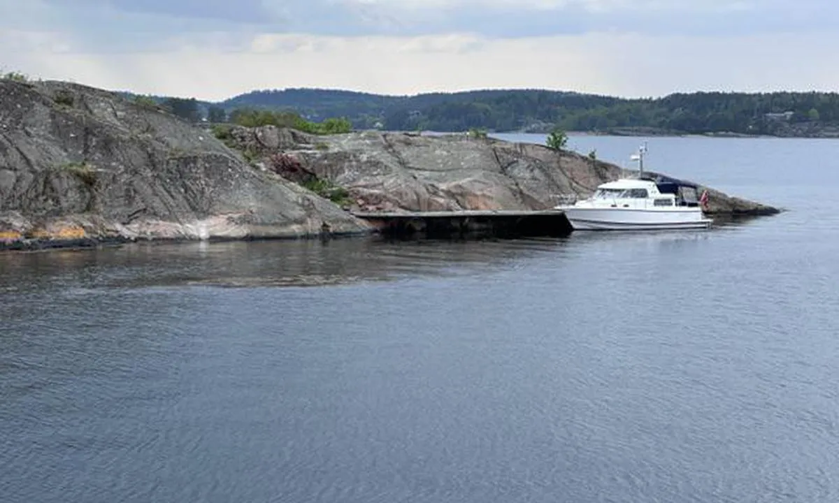 Mostein: Kan ligge båt med baug inn mot sørside av brygge og akterfeste i fjellet. Obs på grunner.