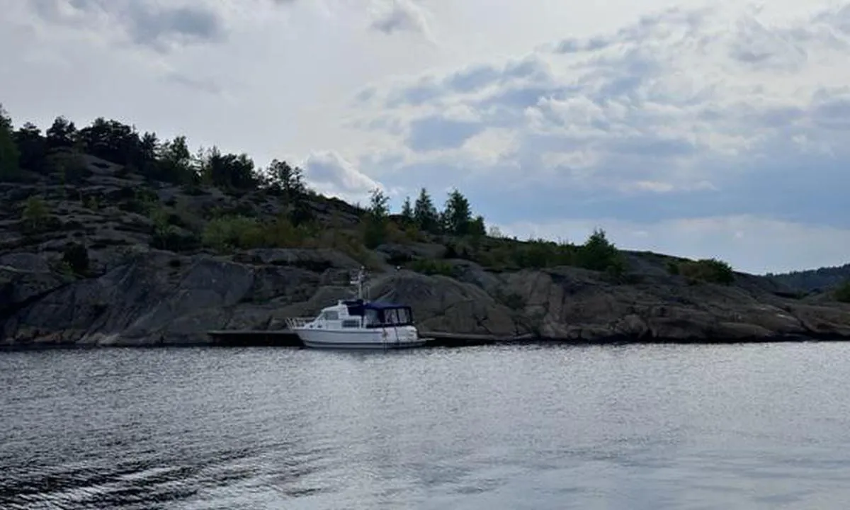 Mostein: Et par båten kan ligge på langs men når det er mer besøk flere med baugen inn. Obs på flere grunner både nord og sørfra. Masse fester i brygga og berget på begge sider.