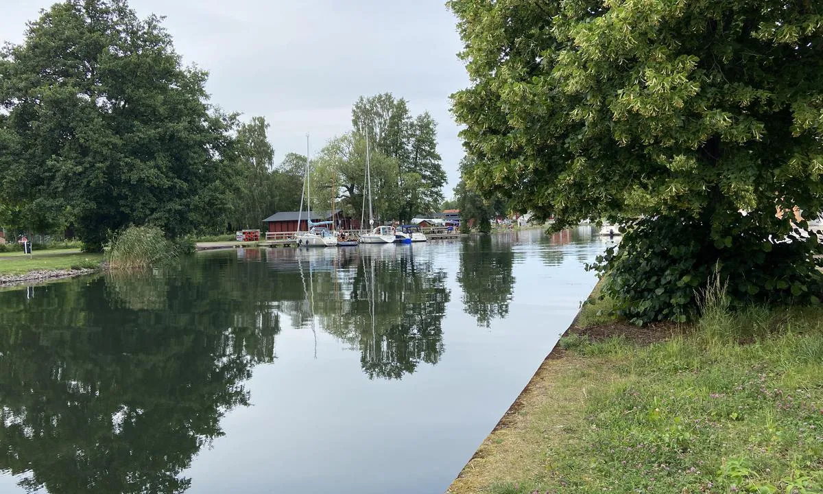 Motala mekaniska verkstad: {"base": "en", "no": "Tatt fra \u00f8st, som viser steder p\u00e5 vestsiden av kanalen", "se": "Taget fr\u00e5n \u00f6ster, visar platser p\u00e5 v\u00e4stra sidan av kanalen", "en": "Taken from east, showing places on west side of channel", "da": "Tages fra \u00f8st, viser steder p\u00e5 vest side af kanalen"}