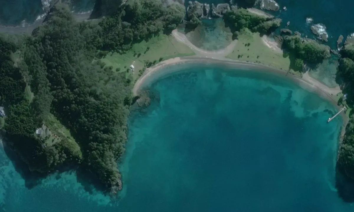 Flyfoto av Motuarohia Island (Roberton Island)