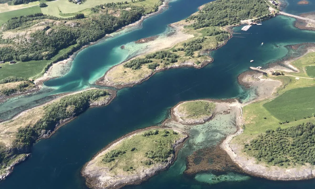 Brakholmen: Møyhamna sett fra luften. Du kan ankre i senter av bildet, eller trekke opp til høyre hvor det er grunnere og du ligger enda mer beskyttet.