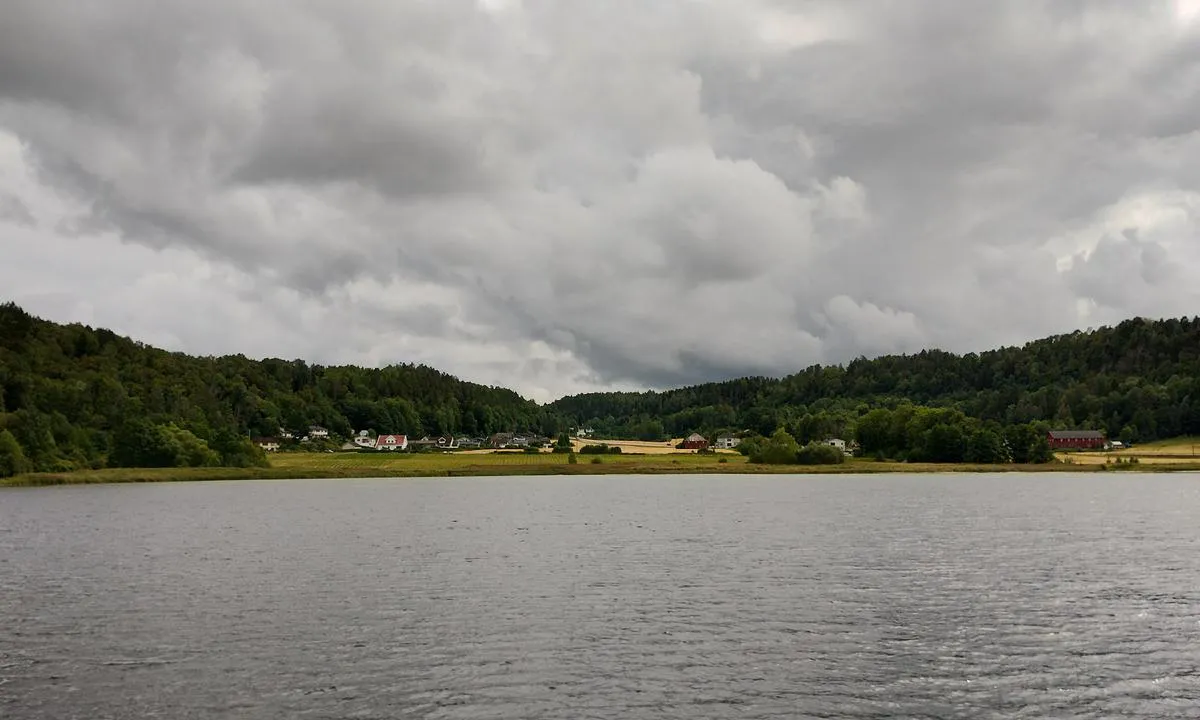 Mulvika: Sight to the south

It gets slowly less deep and has got very good holding anchorground, also in over 20 knots S-SW winds