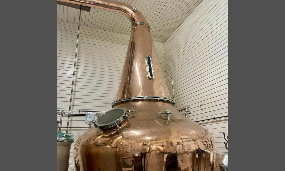 {"base": "en", "no": "Inne i Myken Whisky Destilleri", "se": "Inne i Myken Whisky Destilleri", "en": "Inside Myken Whisky Destillery", "da": "Indenfor Myken Whisky Destilleri", "fr": "\u00c0 l'int\u00e9rieur de la distillerie de whisky Myken", "de": "Im Inneren der Myken Whisky Destillerie", "es": "Dentro de la Destiler\u00eda de Whisky Myken", "it": "All'interno della Distilleria Myken Whisky", "pt": "Dentro da Destilaria de Whisky Myken", "nl": "Binnen in Myken Whisky Distilleerderij", "pl": "Wewn\u0105trz Destylarni Whisky Myken", "uk": "\u0423\u0441\u0435\u0440\u0435\u0434\u0438\u043d\u0456 \u0432\u0456\u0441\u043a\u0456\u043a\u0443\u0440\u043d\u0456 Myken", "ro": "\u00cen interiorul distileriei de whisky Myken", "tr": "Myken Viski Dam\u0131t\u0131mevi \u0130\u00e7inde", "el": "\u039c\u03ad\u03c3\u03b1 \u03c3\u03c4\u03bf \u0391\u03c0\u03bf\u03c3\u03c4\u03b1\u03ba\u03c4\u03ae\u03c1\u03b9\u03bf \u039f\u03c5\u03af\u03c3\u03ba\u03b9 Myken", "cs": "Uvnit\u0159 pal\u00edrny whisky Myken", "hu": "A Myken Whisky Lep\u00e1rl\u00f3n bel\u00fcl", "fi": "Myken Whisky Distilleryn sis\u00e4ll\u00e4", "bg": "\u0412\u044a\u0442\u0440\u0435 \u0432 \u0434\u0435\u0441\u0442\u0438\u043b\u0435\u0440\u0438\u044f \u0437\u0430 \u0443\u0438\u0441\u043a\u0438 Myken", "sr": "Unutar destilerije Myken Whisky", "et": "Mykeni viskitehase sees", "lv": "Mykenas viskija dar\u012btavas iek\u0161pus\u0113", "lt": "Myken Whisky Distiliatorijos Viduje"}