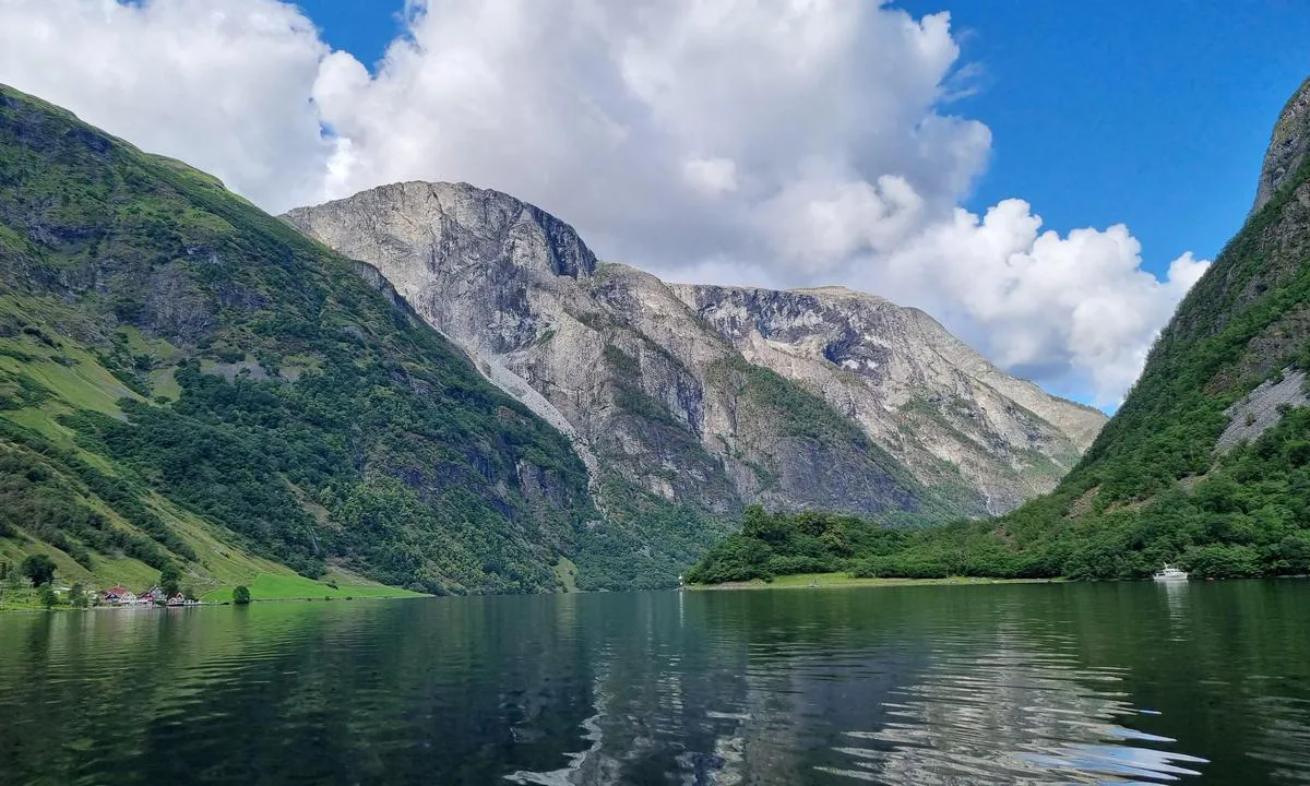 Nærøyfjorden, Holmaviki: Inste Holmaviki til høyre i bildet, ser utover fjorden. Ankret opp på 7-8 meter