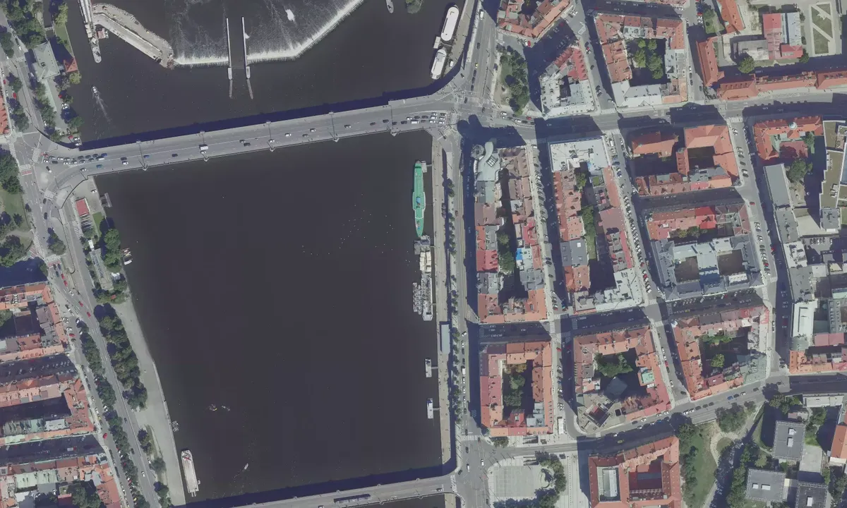 Satelite image of Náplavka (Rašínovo nábřeží)