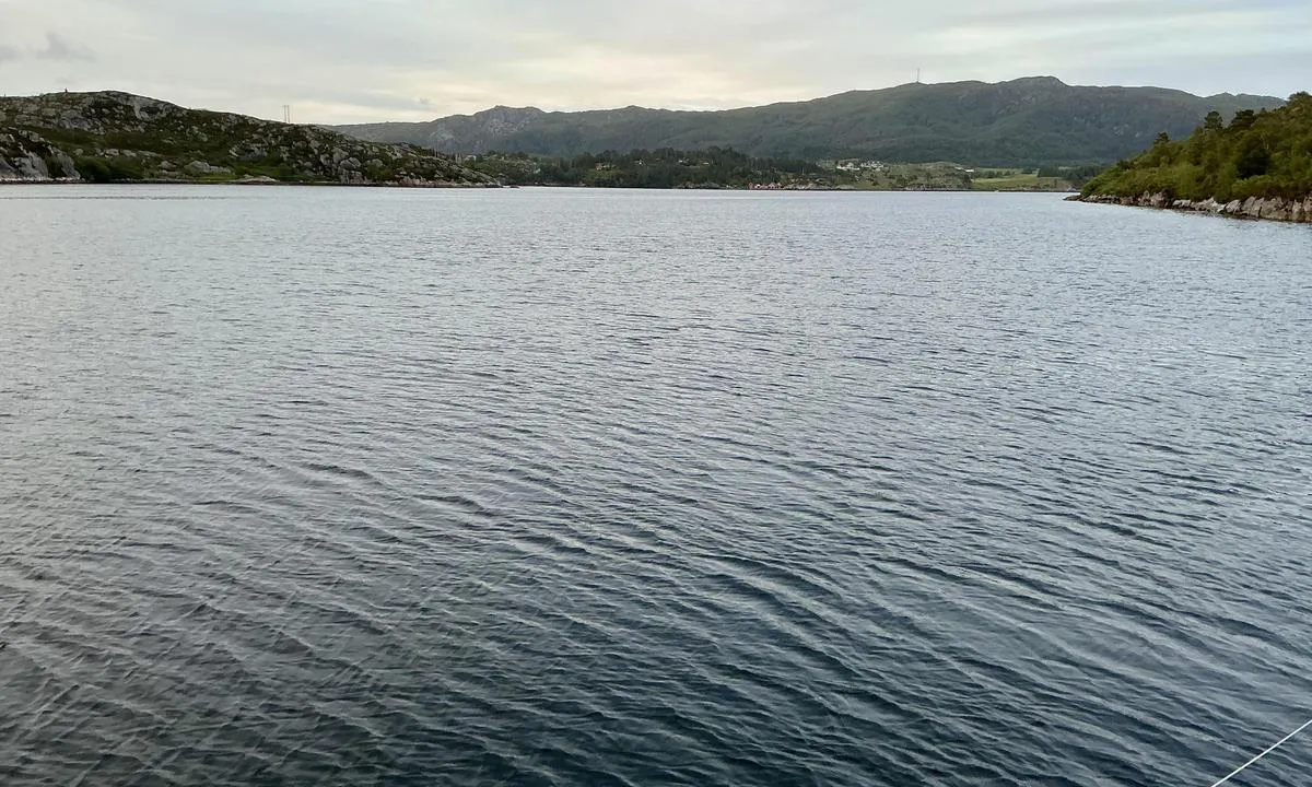 Nappsvågen: {"base": "de", "no": "Bilde mot \u00f8st", "se": "Bild mot \u00f6ster", "en": "View towards the east", "da": "Billede mod \u00f8st", "fr": "Image en direction de l'est", "de": "Bild in Richtung Osten", "es": "Imagen hacia el este", "it": "Immagine verso est", "pt": "<img src='image_east.jpg' alt='Imagem em dire\u00e7\u00e3o ao leste'>", "nl": "Beeld in oostelijke richting", "pl": "Widok w kierunku wschodnim", "uk": "\u0417\u043e\u0431\u0440\u0430\u0436\u0435\u043d\u043d\u044f \u0432 \u043d\u0430\u043f\u0440\u044f\u043c\u043a\u0443 \u043d\u0430 \u0441\u0445\u0456\u0434", "ro": "Imagine spre est", "tr": "Do\u011fuya do\u011fru g\u00f6r\u00fcnt\u00fc", "el": "\u0395\u03b9\u03ba\u03cc\u03bd\u03b1 \u03c0\u03c1\u03bf\u03c2 \u03c4\u03b1 \u03b1\u03bd\u03b1\u03c4\u03bf\u03bb\u03b9\u03ba\u03ac", "cs": "Obr\u00e1zek sm\u011brem na v\u00fdchod", "hu": "<i>K\u00e9p kelet fel\u00e9</i>", "fi": "Kuva it\u00e4\u00e4n p\u00e4in", "bg": "\u0418\u0437\u0433\u043b\u0435\u0434 \u043d\u0430 \u0438\u0437\u0442\u043e\u043a", "sr": "Pogled u pravcu istoka", "et": "Pilt itta suunas", "lv": "Att\u0113ls uz austrumiem", "lt": "Vaizdas \u012f rytus"}