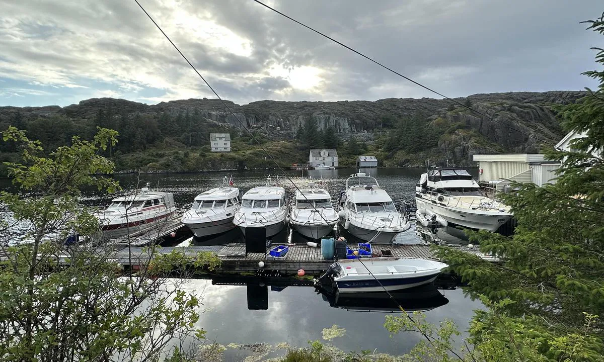 Nåra: Gjestebrygge. Vi lå 6 båter, kunne plassert 2 til.