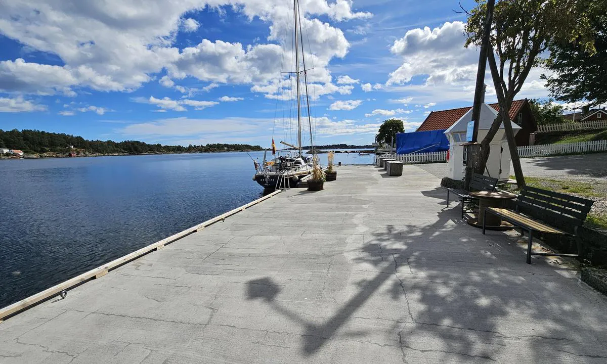 Narestø: {"base": "en", "no": "Et rolig sted. Ingen fasiliteter. Gratis opphold maks 24t. Dybde (LAT) ved S 1,9m, i midten 1,8m, N enden 1m (legg til 0,4m for normal tidevann i Norge?)", "se": "En lugn plats. Inga faciliteter. Fri vistelse max 24h. Djup (LAT) vid S 1,9 m, i mitten 1,8 m, N \u00e4nde 1 m (l\u00e4gg till 0,4 m f\u00f6r normalt tidvatten i Norge?)", "en": "A quite place. No facilities. Free staying max 24h. Depth (LAT) at the S 1,9m, in the middle 1,8, N end 1 (add 0,4m for normal tide in Norway?)", "da": "Et roligt sted. Ingen faciliteter. Gratis ophold maks 24 timer. Dybde (LAT) ved S 1,9m, i midten 1,8m, N ende 1m (tilf\u00f8j 0,4m for normal tidevand i Norge?)", "fr": "Un endroit calme. Pas d'installations. S\u00e9jour gratuit de 24h maximum. Profondeur (LAT) au S 1,9m, au milieu 1,8m, \u00e0 l'extr\u00e9mit\u00e9 N 1m (ajoutez 0,4m pour la mar\u00e9e normale en Norv\u00e8ge?)", "de": "Ein ruhiger Ort. Keine Einrichtungen. Kostenloser Aufenthalt max. 24 Stunden. Tiefe (LAT) am S 1,9m, in der Mitte 1,8m, N Ende 1m (f\u00fcgen Sie 0,4m f\u00fcr die normale Gezeit in Norwegen hinzu?)", "es": "Un lugar tranquilo. Sin facilidades. Estancia gratuita m\u00e1xima 24h. Profundidad (LAT) en el S 1,9m, en el medio 1,8m, extremo N 1 (\u00bfa\u00f1adir 0,4m para la marea normal en Noruega?)", "it": "Un posto tranquillo. Nessun servizio. Soggiorno gratuito max 24h. Profondit\u00e0 (LAT) al S 1,9m, al centro 1,8m, all'estremit\u00e0 N 1m (aggiungere 0,4m per la marea normale in Norvegia?)", "pt": "Um lugar tranquilo. Sem instala\u00e7\u00f5es. Estadia gratuita m\u00e1xima de 24h. Profundidade (LAT) no S 1,9m, no meio 1,8m, extremo N 1m (adicionar 0,4m para mar\u00e9 normal na Noruega?)", "nl": "Een rustige plek. Geen faciliteiten. Gratis verblijf maximaal 24 uur. Diepte (LAT) aan de zuidkant 1,9m, in het midden 1,8m, noordkant 1m (voeg 0,4m toe voor normale getijden in Noorwegen?)", "pl": "Spokojne miejsce. Brak udogodnie\u0144. Bezp\u0142atny post\u00f3j maksymalnie 24h. G\u0142\u0119boko\u015b\u0107 (LAT) na po\u0142udniu 1,9m, w \u015brodku 1,8m, na p\u00f3\u0142nocnym ko\u0144cu 1m (doda\u0107 0,4m dla normalnego przyp\u0142ywu w Norwegii?)", "uk": "\u0422\u0438\u0445\u0435 \u043c\u0456\u0441\u0446\u0435. \u041d\u0435\u043c\u0430\u0454 \u0437\u0440\u0443\u0447\u043d\u043e\u0441\u0442\u0435\u0439. \u0411\u0435\u0437\u043a\u043e\u0448\u0442\u043e\u0432\u043d\u0435 \u043f\u0435\u0440\u0435\u0431\u0443\u0432\u0430\u043d\u043d\u044f \u043c\u0430\u043a\u0441\u0438\u043c\u0443\u043c 24 \u0433\u043e\u0434\u0438\u043d\u0438. \u0413\u043b\u0438\u0431\u0438\u043d\u0430 (LAT) \u043d\u0430 \u043f\u0456\u0432\u0434\u043d\u0456 1,9\u043c, \u0432 \u0441\u0435\u0440\u0435\u0434\u0438\u043d\u0456 1,8\u043c, \u043d\u0430 \u043f\u0456\u0432\u043d\u043e\u0447\u0456 1\u043c (\u0434\u043e\u0434\u0430\u0442\u0438 0,4\u043c \u0434\u043b\u044f \u043d\u043e\u0440\u043c\u0430\u043b\u044c\u043d\u043e\u0433\u043e \u043f\u0440\u0438\u043f\u043b\u0438\u0432\u0443 \u0432 \u041d\u043e\u0440\u0432\u0435\u0433\u0456\u0457?)", "ro": "Un loc lini\u0219tit. F\u0103r\u0103 facilit\u0103\u021bi. \u0218edere gratuit\u0103 maxim 24 de ore. Ad\u00e2ncime (LAT) la S 1,9m, \u00een mijloc 1,8m, cap\u0103tul N 1m (ad\u0103uga\u021bi 0,4m pentru mareea normal\u0103 \u00een Norvegia?)", "tr": "Sessiz bir yer. Tesis yok. Maksimum 24 saat \u00fccretsiz konaklama. Derinlik (LAT) g\u00fcneyde 1,9m, ortada 1,8m, kuzey ucu 1m (Norve\u00e7'te normal gelgit i\u00e7in 0,4m ekleyin?)", "el": "<p>\u0388\u03bd\u03b1 \u03ae\u03c1\u03b5\u03bc\u03bf \u03bc\u03ad\u03c1\u03bf\u03c2. \u0394\u03b5\u03bd \u03c5\u03c0\u03ac\u03c1\u03c7\u03bf\u03c5\u03bd \u03b5\u03b3\u03ba\u03b1\u03c4\u03b1\u03c3\u03c4\u03ac\u03c3\u03b5\u03b9\u03c2. \u0394\u03c9\u03c1\u03b5\u03ac\u03bd \u03c0\u03b1\u03c1\u03b1\u03bc\u03bf\u03bd\u03ae \u03bc\u03ad\u03b3\u03b9\u03c3\u03c4\u03b7 24 \u03ce\u03c1\u03b5\u03c2. \u0392\u03ac\u03b8\u03bf\u03c2 (LAT) \u03c3\u03c4\u03bf \u039d\u03cc\u03c4\u03bf 1,9\u03bc, \u03c3\u03c4\u03b7 \u03bc\u03ad\u03c3\u03b7 1,8\u03bc, \u03c3\u03c4\u03bf \u0392\u03bf\u03c1\u03ac 1\u03bc (\u03c0\u03c1\u03bf\u03c3\u03b8\u03ad\u03c3\u03c4\u03b5 0,4\u03bc \u03b3\u03b9\u03b1 \u03c4\u03b7 \u03c6\u03c5\u03c3\u03b9\u03bf\u03bb\u03bf\u03b3\u03b9\u03ba\u03ae \u03c0\u03b1\u03bb\u03af\u03c1\u03c1\u03bf\u03b9\u03b1 \u03c3\u03c4\u03b7 \u039d\u03bf\u03c1\u03b2\u03b7\u03b3\u03af\u03b1;)</p>", "cs": "Klidn\u00e9 m\u00edsto. \u017d\u00e1dn\u00e9 za\u0159\u00edzen\u00ed. Zdarma pobyt max 24h. Hloubka (LAT) na J 1,9 m, uprost\u0159ed 1,8 m, na S konci 1 m (p\u0159idat 0,4 m pro norm\u00e1ln\u00ed p\u0159\u00edliv v Norsku?)", "hu": "Egy csendes hely. Nincs l\u00e9tes\u00edtm\u00e9ny. Ingyenes tart\u00f3zkod\u00e1s max 24h. M\u00e9lys\u00e9g (LAT) a d\u00e9li r\u00e9szen 1,9m, k\u00f6z\u00e9pen 1,8m, \u00e9szaki v\u00e9g\u00e9n 1m (adj hozz\u00e1 0,4m-t a norm\u00e1lis dag\u00e1lyhoz Norv\u00e9gi\u00e1ban?)", "fi": "Hiljainen paikka. Ei palveluja. Maksimioleskelu 24h. Syvyys (LAT) etel\u00e4ss\u00e4 1,9m, keskell\u00e4 1,8m, pohjoisessa 1 (lis\u00e4\u00e4 0,4m normaaliin vuoroveteen Norjassa?)", "bg": "\u0422\u0438\u0445\u043e \u043c\u044f\u0441\u0442\u043e. \u041d\u044f\u043c\u0430 \u0441\u044a\u043e\u0440\u044a\u0436\u0435\u043d\u0438\u044f. \u0411\u0435\u0437\u043f\u043b\u0430\u0442\u0435\u043d \u043f\u0440\u0435\u0441\u0442\u043e\u0439 \u043c\u0430\u043a\u0441 24 \u0447\u0430\u0441\u0430. \u0414\u044a\u043b\u0431\u043e\u0447\u0438\u043d\u0430 (LAT) \u043d\u0430 \u044e\u0433 1,9 \u043c, \u0432 \u0441\u0440\u0435\u0434\u0430\u0442\u0430 1,8, \u043d\u0430 \u0441\u0435\u0432\u0435\u0440\u043d\u0438\u044f \u043a\u0440\u0430\u0439 1 (\u0434\u043e\u0431\u0430\u0432\u0435\u0442\u0435 0,4 \u043c \u0437\u0430 \u043d\u043e\u0440\u043c\u0430\u043b\u0435\u043d \u043f\u0440\u0438\u043b\u0438\u0432 \u0432 \u041d\u043e\u0440\u0432\u0435\u0433\u0438\u044f?)", "sr": "Miran mesto. Nema sadr\u017eaja. Besplatan boravak maksimalno 24h. Dubina (LAT) na jugu 1,9m, u sredini 1,8m, na severnom kraju 1m (dodajte 0,4m za normalnu plimu u Norve\u0161koj?)", "et": "Vaikne koht. Mingeid rajatisi pole. Tasuta viibimine maksimaalselt 24 tundi. S\u00fcgavus (LAT) l\u00f5unas 1,9m, keskel 1,8m, p\u00f5hjas 1m (lisa 0,4m tavalise t\u00f5usu jaoks Norras?)", "lv": "Klus\u0101 vieta. Nav apr\u012bkojuma. Bezmaksas uztur\u0113\u0161an\u0101s max 24 stundas. Dzi\u013cums (LAT) pie S 1,9m, vid\u016b 1,8m, zieme\u013cu gal\u0101 1m (vai Norv\u0113\u0123ij\u0101 norm\u0101l\u0101m pl\u016bdmai\u0146\u0101m pievieno 0,4m?)", "lt": "Rami vieta. Joki\u0173 \u012frengini\u0173. Nemokamas buvimas maks. 24 val. Gylis (LAT) pietuose 1,9 m, viduryje 1,8 m, \u0161iauriniame gale 1 m (prid\u0117ti 0,4 m \u012fprastam potvyniui Norvegijoje?)"}