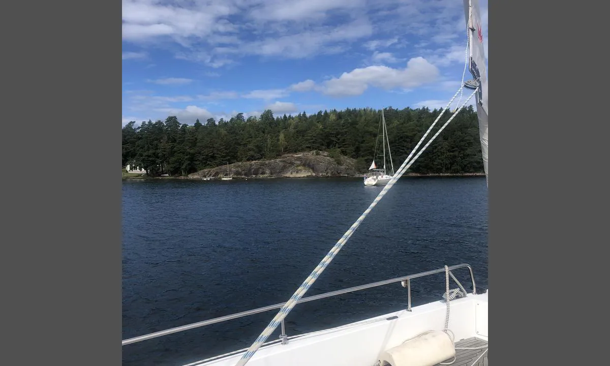Näset: {"base": "no", "no": "God svaiplass. Leirebunn. 2,5 km \u00e5 g\u00e5 til Slussen pensjonat.", "se": "Bra sv\u00e4ngrum. Lerbotten. 2,5 km att g\u00e5 till Slussen pensionat.", "en": "Good swinging room. Mud bottom. 2.5 km walk to Slussen guesthouse.", "da": "Godt svingeplads. Lerbund. 2,5 km at g\u00e5 til Slussen pensionat."}