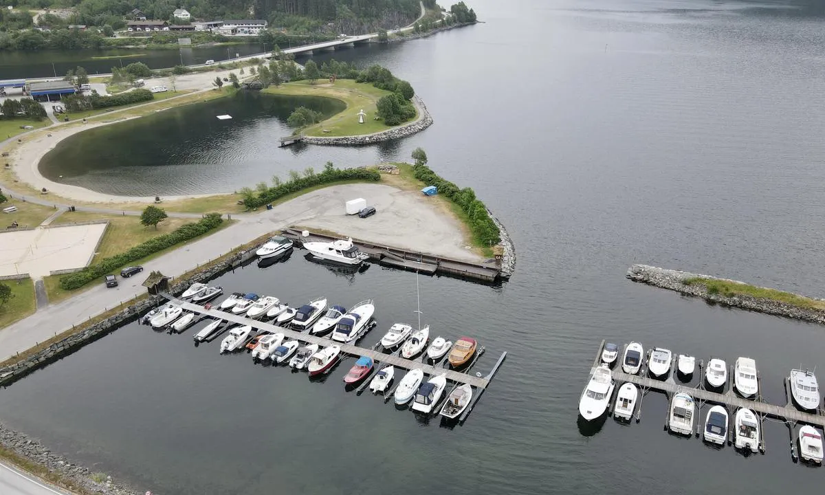 Naustdal: Easy entrance and guest jetty behind the motorboat