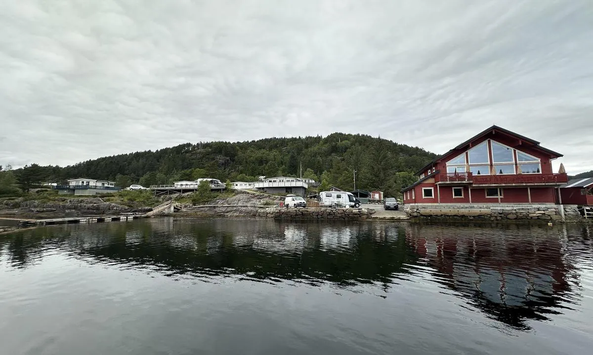 Nautesund camping sett fra gjestebrygge. Restaurant Zanzibar Rødt bygg  til høyre i bildet.