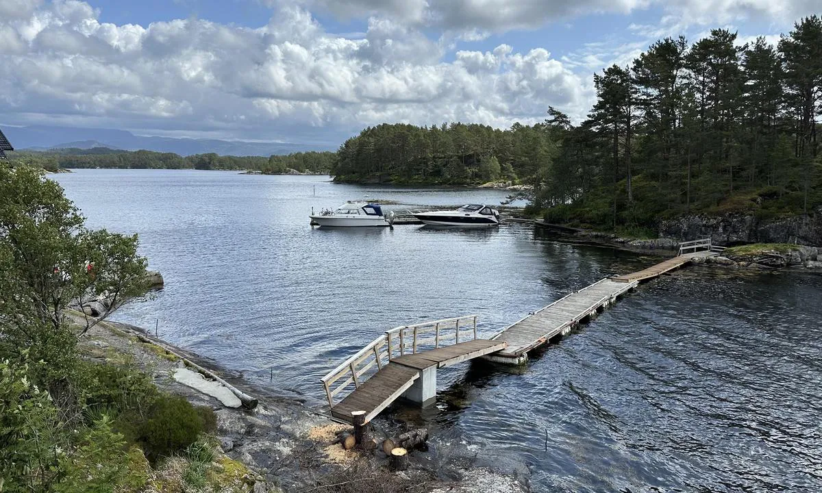 Nautesund Camping: Gjestebrygge sett fra land.