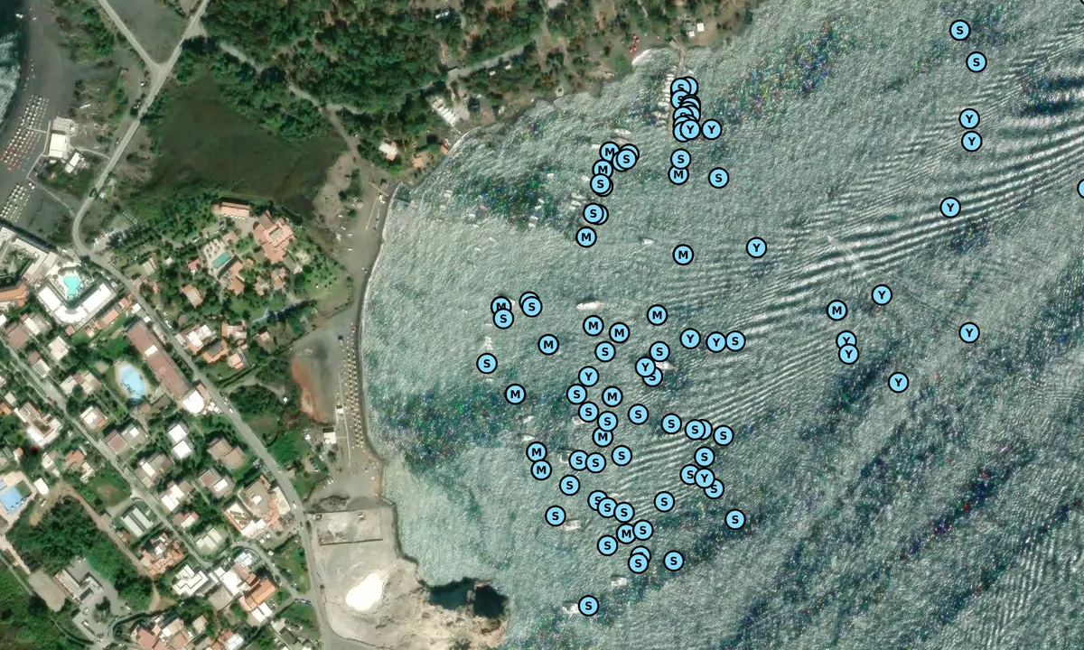 Satelite image of Nautica Est mooring buoys