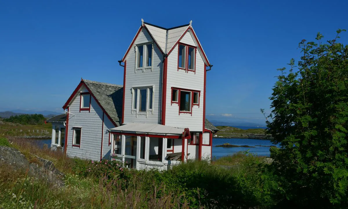 Nautøyna: Tower house.