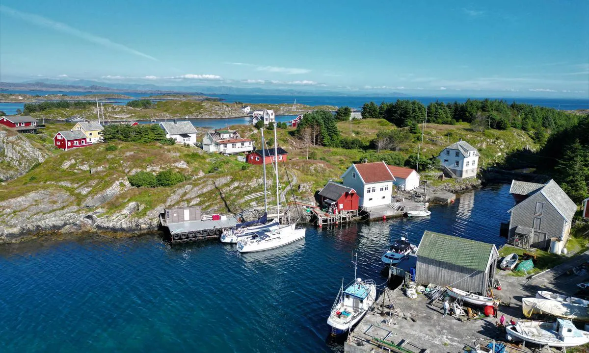 Nautøyna has a well marked entrance. A public jetty is used for comercial traffic and ambulance-boat.  Tie up here as seen on picture.