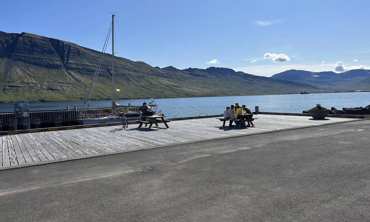 Neskaupstadur City Pontoon: {"base": "en", "no": "P\u00e5 brygga mot land er det bord for lokalbefolkningen \u00e5 sitte ved sj\u00f8kanten.", "se": "P\u00e5 pontonen mot land finns bord f\u00f6r lokalbefolkningen att sitta vid havsfronten.", "en": "On the pontoon towards land, there are tables for the locals to sit at the seafront.", "da": "P\u00e5 pontonen mod land er der borde, hvor de lokale kan sidde ved havnefronten.", "fr": "Sur le ponton vers la terre, il y a des tables pour que les habitants puissent s'asseoir face \u00e0 la mer.", "de": "Auf dem Ponton Richtung Land befinden sich Tische, an denen die Einheimischen an der Meeresfront sitzen k\u00f6nnen.", "es": "En el pantal\u00e1n hacia tierra, hay mesas para que los locales se sienten frente al mar.", "it": "Sul pontile verso terra, ci sono tavoli per i locali per sedersi di fronte al mare.", "pt": "No pont\u00e3o em dire\u00e7\u00e3o \u00e0 terra, h\u00e1 mesas para os locais se sentarem \u00e0 beira-mar.", "nl": "Op de ponton naar het land toe, staan er tafels waar de locals aan de waterkant kunnen zitten.", "pl": "Na pomo\u015bcie w kierunku l\u0105du stoj\u0105 sto\u0142y dla mieszka\u0144c\u00f3w, aby mogli usi\u0105\u015b\u0107 nad brzegiem morza.", "uk": "\u041d\u0430 \u043f\u0430\u043d\u0442\u043e\u043d\u0456 \u0432 \u043d\u0430\u043f\u0440\u044f\u043c\u043a\u0443 \u0434\u043e \u0431\u0435\u0440\u0435\u0433\u0430, \u0454 \u0441\u0442\u043e\u043b\u0438 \u0434\u043b\u044f \u043c\u0456\u0441\u0446\u0435\u0432\u0438\u0445, \u0434\u0435 \u0432\u043e\u043d\u0438 \u043c\u043e\u0436\u0443\u0442\u044c \u0441\u0438\u0434\u0456\u0442\u0438 \u0431\u0456\u043b\u044f \u043c\u043e\u0440\u0441\u044c\u043a\u043e\u0433\u043e \u0443\u0437\u0431\u0435\u0440\u0435\u0436\u0436\u044f.", "ro": "Pe pontonul spre \u021b\u0103rm, sunt mese pentru localnici s\u0103 stea pe malul m\u0103rii.", "tr": "Kara y\u00f6n\u00fcndeki iskelede, deniz kenar\u0131nda oturmak i\u00e7in yerlilere y\u00f6nelik masalar bulunmaktad\u0131r.", "el": "\u03a3\u03c4\u03b7\u03bd \u03c0\u03bb\u03c9\u03c4\u03ae \u03b5\u03be\u03ad\u03b4\u03c1\u03b1 \u03c0\u03c1\u03bf\u03c2 \u03c4\u03b7\u03bd \u03be\u03b7\u03c1\u03ac, \u03c5\u03c0\u03ac\u03c1\u03c7\u03bf\u03c5\u03bd \u03c4\u03c1\u03b1\u03c0\u03ad\u03b6\u03b9\u03b1 \u03b3\u03b9\u03b1 \u03c4\u03bf\u03c5\u03c2 \u03bd\u03c4\u03cc\u03c0\u03b9\u03bf\u03c5\u03c2 \u03bd\u03b1 \u03ba\u03b1\u03b8\u03af\u03c3\u03bf\u03c5\u03bd \u03c3\u03c4\u03b7\u03bd \u03c0\u03c1\u03bf\u03ba\u03c5\u03bc\u03b1\u03af\u03b1.", "cs": "Na pontonu sm\u011brem k pevnin\u011b jsou stoly pro m\u00edstn\u00ed, aby mohli sed\u011bt u mo\u0159e.", "hu": "A m\u00f3l\u00f3n, a part fel\u00e9 k\u00f6zeledve, asztalok tal\u00e1lhat\u00f3k a helyiek sz\u00e1m\u00e1ra, hogy a tengerparton \u00fclhessenek.", "fi": "Laiturin l\u00e4hell\u00e4 maata on p\u00f6yti\u00e4, joissa paikalliset voivat istua merenrannalla.", "bg": "\u041d\u0430 \u043f\u043e\u043d\u0442\u043e\u043d\u0430, \u0434\u043e \u0441\u0443\u0448\u0430\u0442\u0430, \u0438\u043c\u0430 \u043c\u0430\u0441\u0438 \u0437\u0430 \u043c\u0435\u0441\u0442\u043d\u0438\u0442\u0435 \u0436\u0438\u0442\u0435\u043b\u0438, \u043a\u044a\u0434\u0435\u0442\u043e \u043c\u043e\u0433\u0430\u0442 \u0434\u0430 \u0441\u0435\u0434\u043d\u0430\u0442 \u043a\u0440\u0430\u0439 \u043c\u043e\u0440\u0435\u0442\u043e.", "sr": "Na pontonu prema kopnu, nalaze se stolovi za lokalno stanovni\u0161tvo da sedi na obali mora.", "et": "Pontooni \u00e4\u00e4res merepool asuvad lauad, kus kohalikud saavad mere \u00e4\u00e4res istuda.", "lv": "Uz pontona virzien\u0101 uz sauszemi ir galdi viet\u0113jiem iedz\u012bvot\u0101jiem, lai s\u0113d\u0113tu pie j\u016bras krasta.", "lt": "Ant pontono, esan\u010dio link \u017eem\u0117s, yra stalai vietiniams gyventojams s\u0117d\u0117ti prie j\u016bros krantin\u0117s."}