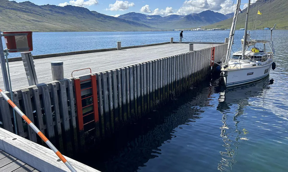 Neskaupstadur City Pontoon: {"base": "en", "no": "Vi fort\u00f8yde innenfor flytebryggen. Vanndybde cirka 4m. Oppmerksomhet! P\u00e5 flytebryggen mot land er vannet grunnere, sannsynligvis rundt 2m.", "se": "Vi f\u00f6rt\u00f6jde p\u00e5 insidan av pontonen. Vattendjupet \u00e4r ca 4m. <strong>Uppm\u00e4rksamhet!</strong> P\u00e5 pontonen mot land \u00e4r vattnet grundare, troligen runt 2m.", "en": "We moored inside the pontoon. Waterdepth approx. 4m. Attention! On the pontoon towards land, water is more shallow, probably around than 2m.", "da": "Vi fort\u00f8jede inde ved pontonen. Vanddybden er ca. 4m. Opm\u00e6rksomhed! Ved pontonen mod land er vandet mere lavvandet, sandsynligvis omkring 2m.", "fr": "Nous nous sommes amarr\u00e9s \u00e0 l'int\u00e9rieur du ponton. Profondeur d'eau approx. 4m. Attention\u202f! Sur le ponton vers la terre, l'eau est plus peu profonde, probablement autour de 2m.", "de": "Wir haben innerhalb des Pontons festgemacht. Wassertiefe ca. 4m. Achtung! Am Ponton in Richtung Land ist das Wasser flacher, wahrscheinlich um die 2m.", "es": "Nos amarramos dentro del pont\u00f3n. Profundidad del agua aprox. 4m. \u00a1Atenci\u00f3n! En el pont\u00f3n hacia tierra, el agua es m\u00e1s baja, probablemente alrededor de 2m.", "it": "Ci siamo ormeggiati all'interno del pontile. Profondit\u00e0 dell'acqua circa 4m. Attenzione! Sul pontile verso terra, l'acqua \u00e8 pi\u00f9 bassa, probabilmente attorno ai 2m.", "pt": "Amarr\u00e1mos dentro do pont\u00e3o. Profundidade da \u00e1gua aproximadamente 4m. Aten\u00e7\u00e3o! No pont\u00e3o em dire\u00e7\u00e3o \u00e0 terra, a \u00e1gua \u00e9 mais rasa, provavelmente em torno de 2m.", "nl": "We hebben aangemeerd binnen de ponton. Waterdiepte ca. 4m. Let op! Bij de ponton richting de wal is het water ondieper, waarschijnlijk rond de 2m.", "pl": "Zacumowali\u015bmy wewn\u0105trz p\u0142ywaka. G\u0142\u0119boko\u015b\u0107 wody oko\u0142o 4m. Uwaga! Przy p\u0142ywaku od strony l\u0105du, woda jest p\u0142ytsza, prawdopodobnie oko\u0142o 2m.", "uk": "\u041c\u0438 \u043f\u0440\u0438\u0447\u0430\u043b\u0438\u043b\u0438 \u0432\u0441\u0435\u0440\u0435\u0434\u0438\u043d\u0456 \u043f\u043e\u043d\u0442\u043e\u043d\u0430. \u0413\u043b\u0438\u0431\u0438\u043d\u0430 \u0432\u043e\u0434\u0438 \u043f\u0440\u0438\u0431\u043b\u0438\u0437\u043d\u043e 4\u043c. \u0423\u0432\u0430\u0433\u0430! \u041d\u0430 \u043f\u043e\u043d\u0442\u043e\u043d\u0456 \u0431\u043b\u0438\u0436\u0447\u0435 \u0434\u043e \u0431\u0435\u0440\u0435\u0433\u0430, \u0432\u043e\u0434\u0430 \u0431\u0456\u043b\u044c\u0448 \u043c\u0456\u043b\u043a\u0430, \u0439\u043c\u043e\u0432\u0456\u0440\u043d\u043e, \u0431\u043b\u0438\u0437\u044c\u043a\u043e 2\u043c.", "ro": "Ne-am acostat \u00een interiorul pontonului. Ad\u00e2ncimea apei aproximativ 4m. Aten\u021bie! Pe ponton, spre uscat, apa este mai pu\u021bin ad\u00e2nc\u0103, probabil \u00een jur de 2m.", "tr": "\u0130skele i\u00e7inde demirledik. Su derinli\u011fi yakla\u015f\u0131k 4m. Dikkat! Karaya do\u011fru iskelede su daha s\u0131\u011f, muhtemelen 2m civar\u0131nda.", "el": "\u0394\u03ad\u03c3\u03b1\u03bc\u03b5 \u03bc\u03ad\u03c3\u03b1 \u03c3\u03c4\u03b7\u03bd \u03c0\u03bb\u03c9\u03c4\u03ae \u03b5\u03be\u03ad\u03b4\u03c1\u03b1. \u0392\u03ac\u03b8\u03bf\u03c2 \u03bd\u03b5\u03c1\u03bf\u03cd \u03c0\u03b5\u03c1\u03af\u03c0\u03bf\u03c5 4\u03bc. \u03a0\u03c1\u03bf\u03c3\u03bf\u03c7\u03ae! \u03a3\u03c4\u03b7\u03bd \u03c0\u03bb\u03c9\u03c4\u03ae \u03b5\u03be\u03ad\u03b4\u03c1\u03b1 \u03c0\u03c1\u03bf\u03c2 \u03c4\u03b7\u03bd \u03b1\u03ba\u03c4\u03ae, \u03c4\u03bf \u03bd\u03b5\u03c1\u03cc \u03b5\u03af\u03bd\u03b1\u03b9 \u03c0\u03b9\u03bf \u03c1\u03b7\u03c7\u03cc, \u03c0\u03b9\u03b8\u03b1\u03bd\u03ce\u03c2 \u03b3\u03cd\u03c1\u03c9 \u03c3\u03c4\u03b1 2\u03bc.", "cs": "P\u0159iv\u00e1zali jsme uvnit\u0159 pontonu. Hloubka vody p\u0159ibli\u017en\u011b 4m. Pozor! Na pontonu sm\u011brem k pevnin\u011b je voda m\u011bl\u010d\u00ed, pravd\u011bpodobn\u011b kolem 2m.", "hu": "A pontonon bel\u00fcl k\u00f6t\u00f6tt\u00fcnk ki. V\u00edzm\u00e9lys\u00e9g kb. 4m. Figyelem! A sz\u00e1razf\u00f6ld fel\u00e9 n\u00e9z\u0151 pontonon a v\u00edz sek\u00e9lyebb, val\u00f3sz\u00edn\u0171leg k\u00f6r\u00fclbel\u00fcl 2m.", "fi": "Kiinnitimme laiturin sis\u00e4puolelle. Veden syvyys n. 4m. Huomio! Laiturilla maata kohti vesi on matalampaa, todenn\u00e4k\u00f6isesti noin 2m.", "bg": "\u041d\u0438\u0435 \u0441\u0435 \u043f\u0440\u0438\u0432\u044a\u0440\u0437\u0430\u0445\u043c\u0435 \u0432\u044a\u0442\u0440\u0435 \u043d\u0430 \u043f\u043e\u043d\u0442\u043e\u043d\u0430. \u0414\u044a\u043b\u0431\u043e\u0447\u0438\u043d\u0430 \u043d\u0430 \u0432\u043e\u0434\u0430\u0442\u0430 \u043f\u0440\u0438\u0431\u043b\u0438\u0437\u0438\u0442\u0435\u043b\u043d\u043e 4 \u043c\u0435\u0442\u0440\u0430. \u0412\u043d\u0438\u043c\u0430\u043d\u0438\u0435! \u041d\u0430 \u043f\u043e\u043d\u0442\u043e\u043d\u0430 \u043a\u044a\u043c \u0441\u0443\u0448\u0430\u0442\u0430, \u0432\u043e\u0434\u0430\u0442\u0430 \u0435 \u043f\u043e-\u043f\u043b\u0438\u0442\u043a\u0430, \u0432\u0435\u0440\u043e\u044f\u0442\u043d\u043e \u043e\u043a\u043e\u043b\u043e 2 \u043c\u0435\u0442\u0440\u0430.", "sr": "Ve\u017ee smo unutar pontona. Dubina vode pribli\u017eno 4m. Pa\u017enja! Na pontonu prema kopnu, voda je pli\u0107a, verovatno oko 2m.", "et": "Me sildusime pontooni sees. Veekogu s\u00fcgavus umbes 4m. T\u00e4helepanu! Pontooni ja maa vahelisel alal on vesi madalam, t\u00f5en\u00e4oliselt umbes 2m.", "lv": "M\u0113s pietauv\u0113j\u0101mies pontona iek\u0161pus\u0113. \u016adens dzi\u013cums apm\u0113ram 4 m. Uzman\u012bbu! Pie pontona, tuv\u0101k krastam, \u016bdens ir sekl\u0101ks, iesp\u0113jams, ap 2 m.", "lt": "Mes pritvirtinome prie pontonin\u0117s prieplaukos viduje. Vandens gylis apie 4m. D\u0117mesio! Ant pontonin\u0117s prieplaukos ar\u010diau kranto vanduo yra seklesnis, tikriausiai apie 2m."}