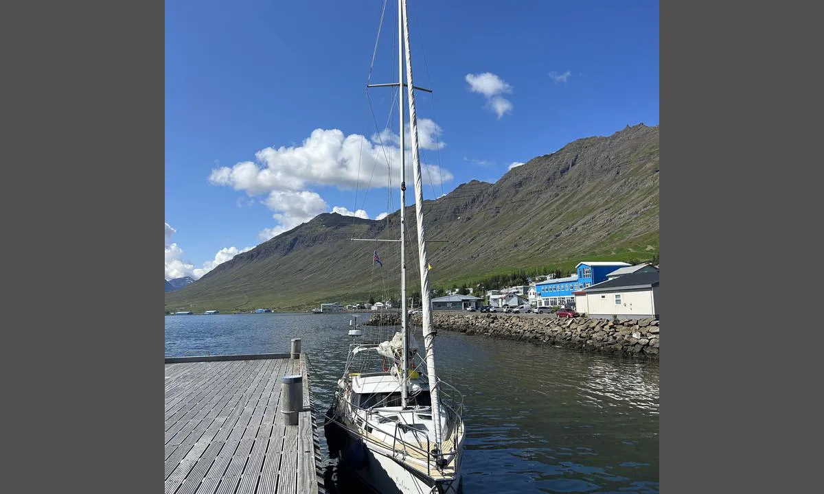 Neskaupstadur City Pontoon: {"base": "en", "no": "Det finnes pullert til fort\u00f8yning. Tidevannet er ca. 1m, s\u00e5 vi brukte den tregriden for \u00e5 ha linjer som kunne gli med tidevannet.", "se": "Det finns pollare att f\u00f6rt\u00f6ja vid. Tidvattnet \u00e4r cirka 1m, s\u00e5 vi anv\u00e4nde den tr\u00e4grinden f\u00f6r att ha linor som kunde glida med tidvattnet.", "en": "There are bollard to moore. Tide is approx. 1m, so we used the wooden grid to have lines that could slip with the tide.", "da": "Der er pullerter til fort\u00f8jning. Tidevandet er ca. 1m, s\u00e5 vi brugte det tr\u00e6gitre for at have liner, der kunne glide med tidevandet.", "fr": "Il y a des bollards pour s'amarrer. La mar\u00e9e est d'environ 1m, donc nous avons utilis\u00e9 la grille en bois pour avoir des lignes qui pouvaient glisser avec la mar\u00e9e.", "de": "Es gibt Poller zum Festmachen. Die Gezeiten betragen ungef\u00e4hr 1m, daher haben wir das h\u00f6lzerne Gitter verwendet, um Leinen zu haben, die mit den Gezeiten gleiten k\u00f6nnten.", "es": "Hay norayes para amarrar. La marea es de aproximadamente 1m, as\u00ed que utilizamos la parrilla de madera para tener l\u00edneas que podr\u00edan deslizarse con la marea.", "it": "Ci sono bitte per ormeggiare. La marea \u00e8 di circa 1 metro, quindi abbiamo utilizzato la griglia di legno per avere cime che potessero scivolare con la marea.", "pt": "H\u00e1 bolardos para amarrar. A mar\u00e9 \u00e9 de aproximadamente 1m, ent\u00e3o usamos a grelha de madeira para ter linhas que pudessem deslizar com a mar\u00e9.", "nl": "Er zijn bolders om aan te meren. Het getij is ongeveer 1 meter, dus we gebruikten het houten rooster om lijnen te hebben die met het getij konden glijden.", "pl": "Na nabrze\u017cu znajduj\u0105 si\u0119 polery do cumowania. P\u0142yw wynosi ok. 1m, wi\u0119c u\u017cyli\u015bmy drewnianej kraty, aby mie\u0107 liny, kt\u00f3re mog\u0142yby przesuwa\u0107 si\u0119 wraz z przyp\u0142ywem.", "uk": "\u0422\u0430\u043c \u0454 \u0448\u0432\u0430\u0440\u0442\u043e\u0432\u0456 \u0442\u0443\u043c\u0431\u0438 \u0434\u043b\u044f \u0448\u0432\u0430\u0440\u0442\u0443\u0432\u0430\u043d\u043d\u044f. \u041f\u0440\u0438\u043f\u043b\u0438\u0432 \u043f\u0440\u0438\u0431\u043b\u0438\u0437\u043d\u043e 1\u043c, \u0442\u043e\u043c\u0443 \u043c\u0438 \u0432\u0438\u043a\u043e\u0440\u0438\u0441\u0442\u0430\u043b\u0438 \u0434\u0435\u0440\u0435\u0432'\u044f\u043d\u0443 \u0440\u0435\u0448\u0456\u0442\u043a\u0443, \u0449\u043e\u0431 \u043c\u0430\u0442\u0438 \u043b\u0438\u043d\u0432\u0438, \u044f\u043a\u0456 \u043c\u043e\u0433\u043b\u0438 \u0431 \u043a\u043e\u0432\u0437\u0430\u0442\u0438 \u0440\u0430\u0437\u043e\u043c \u0437 \u043f\u0440\u0438\u043f\u043b\u0438\u0432\u043e\u043c.", "ro": "Exist\u0103 bollard pentru a m\u0103sura. Mareea este de aproximativ 1m, a\u0219a c\u0103 am folosit grila de lemn pentru a avea linii care pot aluneca odat\u0103 cu mareea.", "tr": "Mendire\u011fe yana\u015fmak i\u00e7in babalar mevcut. Gelgit yakla\u015f\u0131k 1m'dir, bu y\u00fczden gelgit ile birlikte hareket edebilecek halatlar i\u00e7in ah\u015fap \u015febekeyi kulland\u0131k.", "el": "\u03a5\u03c0\u03ac\u03c1\u03c7\u03bf\u03c5\u03bd \u03ba\u03ac\u03b2\u03bf\u03b9 \u03b3\u03b9\u03b1 \u03bd\u03b1 \u03b4\u03ad\u03c3\u03b5\u03c4\u03b5. \u0397 \u03c0\u03b1\u03bb\u03af\u03c1\u03c1\u03bf\u03b9\u03b1 \u03b5\u03af\u03bd\u03b1\u03b9 \u03c0\u03b5\u03c1\u03af\u03c0\u03bf\u03c5 1\u03bc, \u03bf\u03c0\u03cc\u03c4\u03b5 \u03c7\u03c1\u03b7\u03c3\u03b9\u03bc\u03bf\u03c0\u03bf\u03b9\u03ae\u03c3\u03b1\u03bc\u03b5 \u03c4\u03bf \u03be\u03cd\u03bb\u03b9\u03bd\u03bf \u03c0\u03bb\u03ad\u03b3\u03bc\u03b1 \u03b3\u03b9\u03b1 \u03bd\u03b1 \u03ad\u03c7\u03bf\u03c5\u03bc\u03b5 \u03b3\u03c1\u03b1\u03bc\u03bc\u03ad\u03c2 \u03c0\u03bf\u03c5 \u03bd\u03b1 \u03bc\u03c0\u03bf\u03c1\u03bf\u03cd\u03bd \u03bd\u03b1 \u03b3\u03bb\u03b9\u03c3\u03c4\u03c1\u03ae\u03c3\u03bf\u03c5\u03bd \u03bc\u03b5 \u03c4\u03b7\u03bd \u03c0\u03b1\u03bb\u03af\u03c1\u03c1\u03bf\u03b9\u03b1.", "cs": "Jsou zde pacholata k uv\u00e1z\u00e1n\u00ed. P\u0159\u00edliv je p\u0159ibli\u017en\u011b 1m, tak\u017ee jsme pou\u017eili d\u0159ev\u011bnou m\u0159\u00ed\u017eku, abychom m\u011bli lana, kter\u00e1 by mohla klouzat s p\u0159\u00edlivem.", "hu": "Vanak kik\u00f6t\u0151bakok a haj\u00f3k r\u00f6gz\u00edt\u00e9s\u00e9hez. Az \u00e1r-ap\u00e1ly szintk\u00fcl\u00f6nbs\u00e9ge kb. 1 m, \u00edgy felhaszn\u00e1ltuk a fa r\u00e1csot, hogy k\u00f6teleket helyezz\u00fcnk el, amelyek az \u00e1rap\u00e1llyal egy\u00fctt mozoghatnak.", "fi": "Satamassa on pollarit, joihin voi kiinnitty\u00e4. Nousuvesi on noin 1m, joten k\u00e4ytimme puuritil\u00e4\u00e4, jotta k\u00f6ydet voisivat liukua nousuveden mukana.", "bg": "\u0418\u043c\u0430 \u043a\u043d\u0435\u0445\u0442\u043e\u0432\u0435 \u0437\u0430 \u0448\u0432\u0430\u0440\u0442\u043e\u0432\u0430\u043d\u0435. \u041f\u0440\u0438\u043b\u0438\u0432\u044a\u0442 \u0435 \u043f\u0440\u0438\u0431\u043b\u0438\u0437\u0438\u0442\u0435\u043b\u043d\u043e 1 \u043c, \u0437\u0430\u0442\u043e\u0432\u0430 \u0438\u0437\u043f\u043e\u043b\u0437\u0432\u0430\u0445\u043c\u0435 \u0434\u044a\u0440\u0432\u0435\u043d\u0430 \u0441\u043a\u0435\u043b\u0435, \u0437\u0430 \u0434\u0430 \u0438\u043c\u0430\u043c\u0435 \u0432\u044a\u0436\u0435\u0442\u0430, \u043a\u043e\u0438\u0442\u043e \u043c\u043e\u0433\u0430\u0442 \u0434\u0430 \u0441\u0435 \u043f\u043b\u044a\u0437\u0433\u0430\u0442 \u0441 \u043f\u0440\u0438\u043b\u0438\u0432\u0430.", "sr": "Postoje bitve za vezivanje. Plima je pribli\u017eno 1m, pa smo koristili drvenu re\u0161etku kako bismo imali linije koje mogu kliziti sa plimom.", "et": "Seal on pollar, kuhu saab kinnituda. T\u00f5usu ja m\u00f5\u00f5na k\u00f5rgus on umbes 1m, seega kasutasime puidust v\u00f5ret, et n\u00f6\u00f6rid saaksid m\u00f5\u00f5naga kaasa liikuda.", "lv": "Ir mieta, pie k\u0101 piesiet. Paisums un b\u0113gums ir aptuveni 1m, t\u0101p\u0113c m\u0113s izmantoj\u0101m koka re\u017e\u0123i, lai l\u012bnijas var\u0113tu sl\u012bd\u0113t l\u012bdz ar paisumu.", "lt": "\u010cia yra polleriai \u0161vartavimuisi. Potvynio skirtumas yra apie 1m, tod\u0117l naudojome medin\u0119 gardel\u0119, kad linijos gal\u0117t\u0173 slysti kartu su potvyniu."}