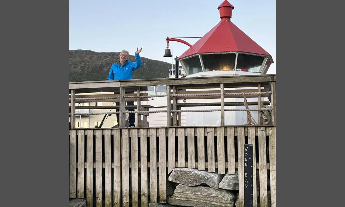 Nesna Småbåthavn: Kjempefin lykt med lys i stående til pynt oppe på kaiet.