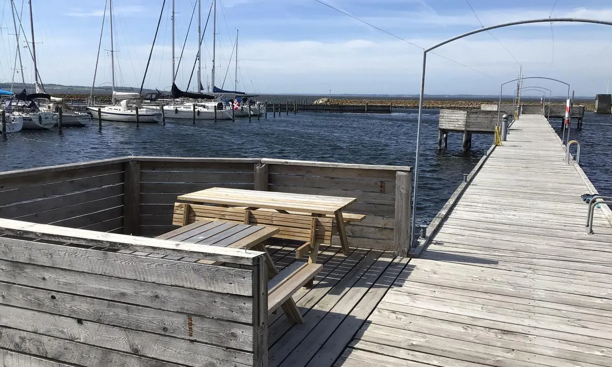 Nibe Lystbådehavn: {"base": "en", "no": "Gjestebryggen.", "se": "G\u00e4stbryggan.", "en": "The guest jetty.", "da": "G\u00e6stebroen.", "fr": "Le ponton d'invit\u00e9s.", "de": "Der G\u00e4stesteg.", "es": "El muelle de invitados.", "it": "Il pontile per ospiti.", "pt": "O cais de visitantes.", "nl": "De gastensteiger.", "pl": "Pomost go\u015bcinny.", "uk": "\u0413\u043e\u0441\u0442\u044c\u043e\u0432\u0438\u0439 \u043f\u0440\u0438\u0447\u0430\u043b.", "ro": "Debarcaderul pentru oaspe\u021bi.", "tr": "Misafir iskelesi.", "el": "\u0397 \u03b1\u03c0\u03bf\u03b2\u03ac\u03b8\u03c1\u03b1 \u03b5\u03c0\u03b9\u03c3\u03ba\u03b5\u03c0\u03c4\u03ce\u03bd.", "cs": "P\u0159\u00edstavi\u0161t\u011b pro hosty.", "hu": "A vend\u00e9gm\u00f3l\u00f3.", "fi": "Vieraslaituri.", "bg": "\u041f\u0440\u0438\u0441\u0442\u0430\u043d\u0438\u0449\u0435 \u0437\u0430 \u0433\u043e\u0441\u0442\u0438.", "sr": "Pristani\u0161te za goste.", "et": "K\u00fclaliskai.", "lv": "Viesu piest\u0101tne.", "lt": "Sve\u010dio prieplauka."}