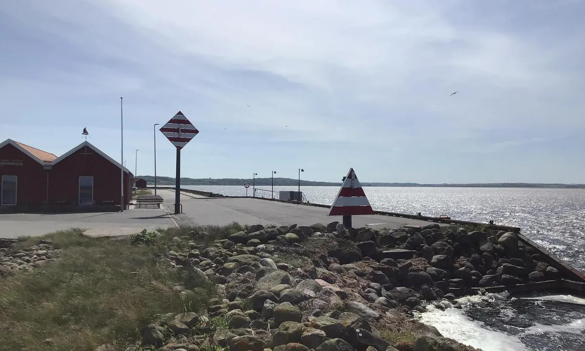 Nibe Lystbådehavn: {"base": "en", "no": "Mark\u00f8rer for navigering gjennom kanalen inn til havnen.", "se": "M\u00e4rken f\u00f6r att navigera genom kanalen in i hamnen.", "en": "Markers for navigating through the channel into the harbour.", "da": "Mark\u00f8rer til at navigere gennem kanalen ind i havnen.", "fr": "Balises pour naviguer \u00e0 travers le chenal jusqu'au port.", "de": "Markierungen zur Navigation durch den Kanal in den Hafen.", "es": "Marcadores para navegar a trav\u00e9s del canal hacia el puerto.", "it": "Segnalazioni per la navigazione attraverso il canale fino al porto.", "pt": "Marcadores para navega\u00e7\u00e3o pelo canal at\u00e9 o porto.", "nl": "Boeien voor het navigeren door het kanaal naar de haven.", "pl": "Znakowanie dla nawigacji przez kana\u0142 do portu.", "uk": "\u041c\u0430\u0440\u043a\u0435\u0440\u0438 \u0434\u043b\u044f \u043d\u0430\u0432\u0456\u0433\u0430\u0446\u0456\u0457 \u0447\u0435\u0440\u0435\u0437 \u043a\u0430\u043d\u0430\u043b \u0443 \u0433\u0430\u0432\u0430\u043d\u044c.", "ro": "Marcaje pentru navigarea prin canalul spre port.", "tr": "Limana giden kanal boyunca gezinmek i\u00e7in i\u015faretler.", "el": "\u0394\u03b5\u03af\u03ba\u03c4\u03b5\u03c2 \u03b3\u03b9\u03b1 \u03c4\u03b7\u03bd \u03c0\u03bb\u03bf\u03ae\u03b3\u03b7\u03c3\u03b7 \u03bc\u03ad\u03c3\u03b1 \u03b1\u03c0\u03cc \u03c4\u03bf \u03ba\u03b1\u03bd\u03ac\u03bb\u03b9 \u03c3\u03c4\u03bf\u03bd \u03bb\u03b9\u03bc\u03ac\u03bd\u03b9.", "cs": "Naviga\u010dn\u00ed zna\u010dky pro proplouv\u00e1n\u00ed kan\u00e1lem do p\u0159\u00edstavu.", "hu": "Jel\u00f6l\u0151k a csatorn\u00e1n kereszt\u00fcl a kik\u00f6t\u0151be t\u00f6rt\u00e9n\u0151 navig\u00e1l\u00e1shoz.", "fi": "Merkinn\u00e4t kanavan l\u00e4pi satamaan navigointiin.", "bg": "\u041c\u0430\u0440\u043a\u0435\u0440\u0438 \u0437\u0430 \u043d\u0430\u0432\u0438\u0433\u0430\u0446\u0438\u044f \u043f\u0440\u0435\u0437 \u043a\u0430\u043d\u0430\u043b\u0430 \u043a\u044a\u043c \u043f\u0440\u0438\u0441\u0442\u0430\u043d\u0438\u0449\u0435\u0442\u043e.", "sr": "Oznake za navigaciju kroz kanal do luke.", "et": "T\u00e4hised sadamasse viiva kanali l\u00e4bimiseks.", "lv": "Z\u012bmes navig\u0101cijai caur kan\u0101lu uz ostu.", "lt": "\u017dymekliai naviguojant per kanal\u0105 \u012f uost\u0105."}