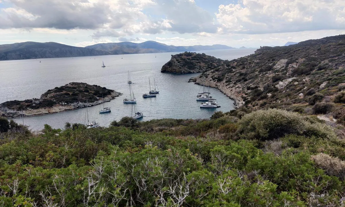 Nisos Gali: {"base": "no", "no": "Flott uthavn. Godt ankerfeste. Ligg med hekken mot holmen eller mot land avhangig av vindretning.", "se": "Fin uthamn. Bra ankarf\u00e4ste. Ligg med aktern mot holmen eller mot land beroende p\u00e5 vindriktning.", "en": "<p>Great natural harbour. Good anchorage. Lay with the stern towards the islet or towards the shore depending on the wind direction.</p>", "da": "Flot uthavn. Godt ankerfeste. Lig med agterenden mod holmen eller mod land, afh\u00e6ngig af vindretningen.", "fr": "Beau port naturel. Bon ancrage. Amarrage avec la poupe vers l'\u00eelot ou vers la terre en fonction de la direction du vent.", "de": "Wunderbarer Ankerplatz. Guter Ankergrund. Legen Sie sich mit dem Heck zur Insel oder zum Land je nach Windrichtung.", "es": "Puerto natural excelente. Buen agarre para el ancla. Amarra con la popa hacia el islote o hacia tierra, dependiendo de la direcci\u00f3n del viento.", "it": "Bel porto naturale. Buon ancoraggio. Ormeggia con la poppa verso l'isolotto o verso terra a seconda della direzione del vento.", "pt": "Porto de abrigo excelente. Bom ancoradouro. Fique com a popa voltada para o ilh\u00e9u ou para a terra, dependendo da dire\u00e7\u00e3o do vento.", "nl": "Geweldige ankerplaats. Goede ankergrond. Lig met de achtersteven naar het eilandje of naar het land, afhankelijk van de windrichting.", "pl": "Pi\u0119kna przysta\u0144. Dobre miejsce do kotwiczenia. Cumuj ruf\u0105 do wyspy lub do brzegu w zale\u017cno\u015bci od kierunku wiatru.", "uk": "\u0427\u0443\u0434\u043e\u0432\u0430 \u0437\u043e\u0432\u043d\u0456\u0448\u043d\u044f \u0433\u0430\u0432\u0430\u043d\u044c. \u0425\u043e\u0440\u043e\u0448\u0435 \u044f\u043a\u0456\u0440\u043d\u0435 \u043a\u0440\u0456\u043f\u043b\u0435\u043d\u043d\u044f. \u0421\u0442\u0430\u0432\u0430\u0439\u0442\u0435 \u043a\u043e\u0440\u043c\u043e\u044e \u0434\u043e \u043e\u0441\u0442\u0440\u0456\u0432\u0446\u044f \u0430\u0431\u043e \u0434\u043e \u0431\u0435\u0440\u0435\u0433\u0430 \u0437\u0430\u043b\u0435\u0436\u043d\u043e \u0432\u0456\u0434 \u043d\u0430\u043f\u0440\u044f\u043c\u043a\u0443 \u0432\u0456\u0442\u0440\u0443.", "ro": "Port de escal\u0103 excelent. Ancorare bun\u0103. R\u0103m\u00e2ne\u021bi cu pupa spre insul\u0103 sau spre \u021b\u0103rm, \u00een func\u021bie de direc\u021bia v\u00e2ntului.", "tr": "Harika bir d\u0131\u015f liman. \u0130yi demirleme yeri. R\u00fczgar y\u00f6n\u00fcne ba\u011fl\u0131 olarak k\u0131\u00e7\u0131n\u0131z\u0131 adaya veya karaya do\u011fru verin.", "el": "\u0395\u03be\u03b1\u03b9\u03c1\u03b5\u03c4\u03b9\u03ba\u03cc \u03ba\u03b1\u03c4\u03b1\u03c6\u03cd\u03b3\u03b9\u03bf. \u039a\u03b1\u03bb\u03cc \u03ba\u03c1\u03ac\u03c4\u03b7\u03bc\u03b1 \u03ac\u03b3\u03ba\u03c5\u03c1\u03b1\u03c2. \u0394\u03ad\u03c3\u03c4\u03b5 \u03bc\u03b5 \u03c4\u03b7\u03bd \u03c0\u03c1\u03cd\u03bc\u03bd\u03b7 \u03c0\u03c1\u03bf\u03c2 \u03c4\u03b7 \u03bd\u03b7\u03c3\u03af\u03b4\u03b1 \u03ae \u03c0\u03c1\u03bf\u03c2 \u03c4\u03b7\u03bd \u03be\u03b7\u03c1\u03ac, \u03b1\u03bd\u03ac\u03bb\u03bf\u03b3\u03b1 \u03bc\u03b5 \u03c4\u03b7\u03bd \u03ba\u03b1\u03c4\u03b5\u03cd\u03b8\u03c5\u03bd\u03c3\u03b7 \u03c4\u03bf\u03c5 \u03b1\u03bd\u03ad\u03bc\u03bf\u03c5.", "cs": "Skv\u011bl\u00e9 kotvi\u0161t\u011b. Dobr\u00e9 kotvic\u00ed podm\u00ednky. Le\u017ete z\u00e1dy k ostr\u016fvku nebo k pevnin\u011b v z\u00e1vislosti na sm\u011bru v\u011btru.", "hu": "Sz\u00e9p horgonyz\u00f3hely. J\u00f3 horgonyfog\u00e1s. Fen\u00e9khorgony a sziget vagy a sz\u00e1razf\u00f6ld ir\u00e1ny\u00e1ba, a sz\u00e9l ir\u00e1ny\u00e1nak f\u00fcggv\u00e9ny\u00e9ben.", "fi": "Upea luonnonsatama. Hyv\u00e4 ankkuripaikka. Pysy per\u00e4 edell\u00e4 saarta tai maata vasten tuulen suunnasta riippuen.", "bg": "\u041f\u0440\u0435\u043a\u0440\u0430\u0441\u0435\u043d \u0432\u044a\u043d\u0448\u0435\u043d \u043f\u0440\u0438\u0441\u0442\u0430\u043d. \u0414\u043e\u0431\u0440\u043e \u0437\u0430\u043a\u0430\u0447\u0430\u043d\u0435 \u043d\u0430 \u043a\u043e\u0442\u0432\u0430. \u041b\u0435\u0436\u0435\u0442\u0435 \u0441 \u043a\u044a\u0440\u043c\u0430\u0442\u0430 \u043a\u044a\u043c \u043e\u0441\u0442\u0440\u043e\u0432\u0447\u0435\u0442\u043e \u0438\u043b\u0438 \u043a\u044a\u043c \u0441\u0443\u0448\u0430\u0442\u0430 \u0432 \u0437\u0430\u0432\u0438\u0441\u0438\u043c\u043e\u0441\u0442 \u043e\u0442 \u043f\u043e\u0441\u043e\u043a\u0430\u0442\u0430 \u043d\u0430 \u0432\u044f\u0442\u044a\u0440\u0430.", "sr": "Prelepa prirodna luka. Dobro prianjanje za sidro. Pristanite sa krmom prema ostrvu ili prema obali u zavisnosti od smera vetra.", "et": "Suurep\u00e4rane sadam. Hea ankrukoht. Hoia ahtrit saare v\u00f5i maa poole, s\u00f5ltuvalt tuule suunast.", "lv": "Lieliska \u0101rpuses osta. Labas enkura vietas. Novietojiet paka\u013cgalu pret sali\u0146u vai krastu atkar\u012bb\u0101 no v\u0113ja virziena.", "lt": "Puiki uostelio prieplauka. Geras inkaravimo laikymas. Gul\u0117ti su laivu priekyje \u012f salel\u0119 arba \u012f sausum\u0105 priklausomai nuo v\u0117jo krypties."}