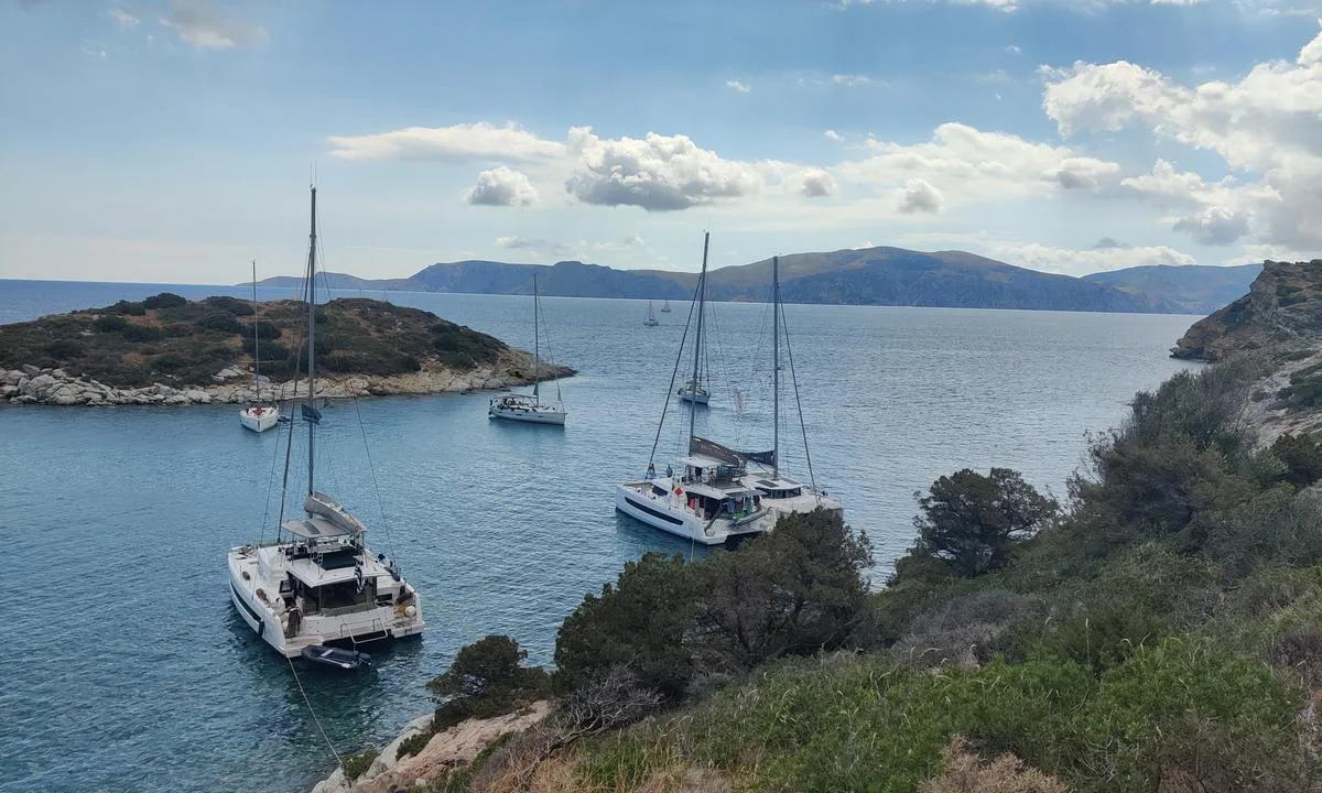 Nisos Gali: {"base": "no", "no": "Fint utgangspunkt for \u00e5 ankomme Hydra p\u00e5 gunstig tidspunkt. Kun en time unna Mandraki og Hydra by", "se": "Fin utg\u00e5ngspunkt f\u00f6r att ankomma Hydra vid en gynnsam tidpunkt. Endast en timme fr\u00e5n Mandraki och Hydra stad", "en": "Great starting point for arriving at Hydra at a favorable time. Only one hour away from Mandraki and Hydra town", "da": "Godt udgangspunkt for at ankomme Hydra p\u00e5 et gunstigt tidspunkt. Kun en time v\u00e6k fra Mandraki og Hydra by", "fr": "Bon point de d\u00e9part pour arriver \u00e0 Hydra \u00e0 un moment opportun. \u00c0 seulement une heure de Mandraki et de la ville de Hydra", "de": "Sch\u00f6ner Ausgangspunkt, um Hydra zu einem g\u00fcnstigen Zeitpunkt zu erreichen. Nur eine Stunde entfernt von Mandraki und der Stadt Hydra", "es": "Punto de partida ideal para llegar a Hydra en el momento adecuado. A solo una hora de Mandraki y de la ciudad de Hydra", "it": "Buon punto di partenza per arrivare a Hydra in un momento favorevole. A solo un'ora da Mandraki e dalla citt\u00e0 di Hydra", "pt": "Bom ponto de partida para chegar a Hydra em um momento oportuno. Apenas uma hora de dist\u00e2ncia de Mandraki e da cidade de Hydra.", "nl": "Een goed uitgangspunt om Hydra op een gunstig tijdstip te bereiken. Slechts een uur van Mandraki en Hydra stad verwijderd", "pl": "Dobre miejsce wypadowe do przybycia na Hydr\u0119 w korzystnym czasie. Tylko godzina od Mandraki i miasta Hydra", "uk": "\u0413\u0430\u0440\u043d\u0430 \u0432\u0456\u0434\u043f\u0440\u0430\u0432\u043d\u0430 \u0442\u043e\u0447\u043a\u0430 \u0434\u043b\u044f \u043f\u0440\u0438\u0431\u0443\u0442\u0442\u044f \u043d\u0430 \u0413\u0456\u0434\u0440\u0443 \u0443 \u0437\u0440\u0443\u0447\u043d\u0438\u0439 \u0447\u0430\u0441. \u041b\u0438\u0448\u0435 \u0433\u043e\u0434\u0438\u043d\u0430 \u0432\u0456\u0434 \u041c\u0430\u043d\u0434\u0440\u0430\u043a\u0456 \u0442\u0430 \u043c\u0456\u0441\u0442\u0430 \u0413\u0456\u0434\u0440\u0430", "ro": "Punct de plecare excelent pentru a ajunge \u00een Hydra la momentul potrivit. Doar la o or\u0103 distan\u021b\u0103 de Mandraki \u0219i ora\u0219ul Hydra", "tr": "Hydra'ya uygun bir zamanda varmak i\u00e7in iyi bir ba\u015flang\u0131\u00e7 noktas\u0131. Mandraki ve Hydra kasabas\u0131na sadece bir saat uzakl\u0131kta.", "el": "\u039a\u03b1\u03bb\u03ae \u03b1\u03c6\u03b5\u03c4\u03b7\u03c1\u03af\u03b1 \u03b3\u03b9\u03b1 \u03bd\u03b1 \u03c6\u03c4\u03ac\u03c3\u03b5\u03c4\u03b5 \u03c3\u03c4\u03b7\u03bd \u038e\u03b4\u03c1\u03b1 \u03c3\u03b5 \u03b5\u03c5\u03bd\u03bf\u03ca\u03ba\u03ae \u03c7\u03c1\u03bf\u03bd\u03b9\u03ba\u03ae \u03c3\u03c4\u03b9\u03b3\u03bc\u03ae. \u039c\u03cc\u03bd\u03bf \u03bc\u03af\u03b1 \u03ce\u03c1\u03b1 \u03bc\u03b1\u03ba\u03c1\u03b9\u03ac \u03b1\u03c0\u03cc \u03c4\u03b7 \u039c\u03b1\u03bd\u03b4\u03c1\u03ac\u03ba\u03b9 \u03ba\u03b1\u03b9 \u03c4\u03b7\u03bd \u03c0\u03cc\u03bb\u03b7 \u03c4\u03b7\u03c2 \u038e\u03b4\u03c1\u03b1\u03c2", "cs": "P\u011bkn\u00e9 v\u00fdchoz\u00ed m\u00edsto pro p\u0159\u00edjezd do Hydry v p\u0159\u00edznivou dobu. Jen hodinu od Mandraki a m\u011bsta Hydra.", "hu": "Kiv\u00e1l\u00f3 kiindul\u00f3pont Hydra kedvez\u0151 id\u0151ben t\u00f6rt\u00e9n\u0151 meg\u00e9rkez\u00e9s\u00e9hez. Csak egy \u00f3r\u00e1nyira Mandraki \u00e9s Hydra v\u00e1rost\u00f3l", "fi": "Hyv\u00e4 l\u00e4ht\u00f6kohta saapua Hydraan suotuisaan aikaan. Vain tunnin p\u00e4\u00e4ss\u00e4 Mandrakista ja Hydran kaupungista.", "bg": "\u0414\u043e\u0431\u0440\u0430 \u0438\u0437\u0445\u043e\u0434\u043d\u0430 \u0442\u043e\u0447\u043a\u0430 \u0437\u0430 \u043f\u0440\u0438\u0441\u0442\u0438\u0433\u0430\u043d\u0435 \u0432 \u0425\u0438\u0434\u0440\u0430 \u0432 \u0431\u043b\u0430\u0433\u043e\u043f\u0440\u0438\u044f\u0442\u043d\u043e \u0432\u0440\u0435\u043c\u0435. \u0421\u0430\u043c\u043e \u043d\u0430 \u0435\u0434\u0438\u043d \u0447\u0430\u0441 \u043e\u0442 \u041c\u0430\u043d\u0434\u0440\u0430\u043a\u0438 \u0438 \u0433\u0440\u0430\u0434 \u0425\u0438\u0434\u0440\u0430", "sr": "<p>\u0414\u043e\u0431\u0440\u0430 \u043f\u043e\u043b\u0430\u0437\u043d\u0430 \u0442\u0430\u0447\u043a\u0430 \u0437\u0430 \u0434\u043e\u043b\u0430\u0437\u0430\u043a \u043d\u0430 \u0425\u0438\u0434\u0440\u0443 \u0443 \u043f\u043e\u0432\u043e\u0459\u043d\u043e \u0432\u0440\u0435\u043c\u0435. \u0421\u0430\u043c\u043e \u0458\u0435\u0434\u0430\u043d \u0441\u0430\u0442 \u043e\u0434 \u041c\u0430\u043d\u0434\u0440\u0430\u043a\u0438\u0458\u0430 \u0438 \u0433\u0440\u0430\u0434\u0430 \u0425\u0438\u0434\u0440\u0435.</p>", "et": "Hea l\u00e4htepunkt Hydra saabumiseks soodsal ajal. Ainult tund aega Mandraki ja Hydra linnast", "lv": "Laba izejas punkts, lai ierastos Hidra labv\u0113l\u012bg\u0101 laik\u0101. Tikai stundas att\u0101lum\u0101 no Mandraki un Hidras pils\u0113tas", "lt": "Puikus atspirties ta\u0161kas atvykti \u012f Hydr\u0105 palankiu metu. Tik viena valanda nuo Mandrakio ir Hydros miesto"}