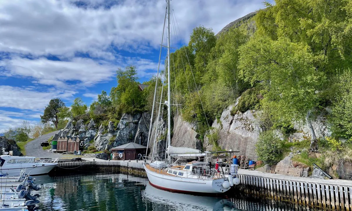 Nord-Heggdal, Otrøya: {"base": "no", "no": "Plass til to 45fot b\u00e5ter etter hverandre langs brygga, som er velbygget og solid. Havnen er trang s\u00e5 ikke mulig \u00e5 snu med s\u00e5 store b\u00e5ter. Sj\u00f8huset foran b\u00e5ten er bar/ grill som av og til er \u00e5pen.", "se": "Plats f\u00f6r tv\u00e5 45 fots b\u00e5tar p\u00e5 rad l\u00e4ngs bryggan, som \u00e4r v\u00e4lbyggd och solid. Hamnen \u00e4r tr\u00e5ng s\u00e5 det \u00e4r inte m\u00f6jligt att v\u00e4nda med s\u00e5 stora b\u00e5tar. Sj\u00f6huset framf\u00f6r b\u00e5ten \u00e4r en bar/grill som ibland \u00e4r \u00f6ppen.", "en": "Space for two 45-foot boats one after the other along the quay, which is well-built and solid. The harbor is narrow, so it is not possible to turn with such large boats. The boathouse in front of the boat is a bar/grill that is occasionally open.", "da": "Plads til to 45 fods b\u00e5de efter hinanden langs kajen, som er velbygget og solid. Havnen er trang, s\u00e5 det er ikke muligt at vende med s\u00e5 store b\u00e5de. S\u00f8huset foran b\u00e5den er bar/grill, som nogle gange er \u00e5ben.", "fr": "Place pour deux bateaux de 45 pieds les uns derri\u00e8re les autres le long du quai, qui est bien construit et solide. Le port est exigu, il n'est donc pas possible de faire demi-tour avec des bateaux aussi grands. La maison de p\u00eache devant le bateau est un bar/grill qui est parfois ouvert.", "de": "Platz f\u00fcr zwei 45-Fu\u00df-Boote hintereinander entlang des Kais, der gut gebaut und stabil ist. Der Hafen ist eng, daher ist es nicht m\u00f6glich, gro\u00dfe Boote zu wenden. Das Bootshaus vor dem Boot ist eine Bar/Grill, die manchmal ge\u00f6ffnet ist.", "es": "Espacio para dos barcos de hasta 45 pies, uno detr\u00e1s del otro a lo largo del muelle, que est\u00e1 bien construido y s\u00f3lido. El puerto es estrecho, por lo que no es posible dar la vuelta con barcos tan grandes. La casa de mar frente al barco es un bar/parrilla que a veces est\u00e1 abierta.", "it": "Posto per due barche da 45 piedi una dietro l'altra lungo il molo, che \u00e8 ben costruito e solido. Il porto \u00e8 stretto quindi non \u00e8 possibile girarsi con barche cos\u00ec grandi. La casa del mare di fronte alla barca \u00e8 un bar/grill che a volte \u00e8 aperto.", "pt": "Espa\u00e7o para dois barcos de 45 p\u00e9s um atr\u00e1s do outro ao longo do cais, que \u00e9 bem constru\u00eddo e s\u00f3lido. O porto \u00e9 estreito, ent\u00e3o n\u00e3o \u00e9 poss\u00edvel manobrar barcos t\u00e3o grandes. A casa do mar em frente ao barco \u00e9 um bar/churrasco que \u00e0s vezes est\u00e1 aberto.", "nl": "Plaats voor twee 45-voets boten achter elkaar langs de steiger, die goed gebouwd en solide is. De haven is smal, dus het is niet mogelijk om met zulke grote boten te draaien. Het boothuis voor de boot is een bar/grill die af en toe open is.", "pl": "Miejsce dla dw\u00f3ch \u0142odzi o d\u0142ugo\u015bci 45 st\u00f3p ka\u017cda obok siebie wzd\u0142u\u017c nabrze\u017ca, kt\u00f3re jest solidnie zbudowane. Port jest ciasny, wi\u0119c nie mo\u017cna obr\u00f3ci\u0107 tak du\u017cych \u0142odzi. Budynek nad brzegiem przed \u0142odzi\u0105 to bar/grill, kt\u00f3ry czasami jest otwarty.", "uk": "\u041c\u0456\u0441\u0446\u0435 \u0434\u043b\u044f \u0434\u0432\u043e\u0445 45-\u0444\u0443\u0442\u043e\u0432\u0438\u0445 \u0447\u043e\u0432\u043d\u0456\u0432 \u043e\u0434\u0438\u043d \u0437\u0430 \u043e\u0434\u043d\u0438\u043c \u0443\u0437\u0434\u043e\u0432\u0436 \u043f\u0440\u0438\u0447\u0430\u043b\u0443, \u044f\u043a\u0438\u0439 \u0434\u043e\u0431\u0440\u0435 \u043f\u043e\u0431\u0443\u0434\u043e\u0432\u0430\u043d\u0438\u0439 \u0456 \u043c\u0456\u0446\u043d\u0438\u0439. \u041f\u043e\u0440\u0442 \u0432\u0443\u0437\u044c\u043a\u0438\u0439, \u0442\u043e\u043c\u0443 \u0437 \u0442\u0430\u043a\u0438\u043c\u0438 \u0432\u0435\u043b\u0438\u043a\u0438\u043c\u0438 \u0447\u043e\u0432\u043d\u0430\u043c\u0438 \u043d\u0435\u043c\u043e\u0436\u043b\u0438\u0432\u043e \u0440\u043e\u0437\u0432\u0435\u0440\u043d\u0443\u0442\u0438\u0441\u044f. \u0411\u0443\u0434\u0438\u043d\u043e\u043a \u043d\u0430 \u043d\u0430\u0431\u0435\u0440\u0435\u0436\u043d\u0456\u0439 \u043f\u0435\u0440\u0435\u0434 \u0447\u043e\u0432\u043d\u043e\u043c \u0454 \u0431\u0430\u0440\u043e\u043c/\u0433\u0440\u0438\u043b\u0435\u043c, \u044f\u043a\u0438\u0439 \u0456\u043d\u043e\u0434\u0456 \u0432\u0456\u0434\u043a\u0440\u0438\u0442\u0438\u0439.", "ro": "Loc pentru dou\u0103 b\u0103rci de 45 de picioare una dup\u0103 alta de-a lungul digului, care este bine construit \u0219i solid. Portul este str\u00e2mt, a\u0219a c\u0103 nu este posibil s\u0103 \u00eentorci cu b\u0103rci at\u00e2t de mari. Casa de pe mare din fa\u021ba b\u0103rcii este un bar/gr\u0103tar care este deschis ocazional.", "tr": "\u0130skele boyunca arka arkaya iki tane 45 fitlik tekne i\u00e7in yer, ki iskele iyi yap\u0131lm\u0131\u015f ve sa\u011flamd\u0131r. Liman dar oldu\u011fu i\u00e7in bu b\u00fcy\u00fckl\u00fckteki teknelerle d\u00f6nmek m\u00fcmk\u00fcn de\u011fildir. Teknenin \u00f6n\u00fcndeki deniz evi bar / \u0131zgara olup bazen a\u00e7\u0131kt\u0131r.", "el": "\u03a7\u03ce\u03c1\u03bf\u03c2 \u03b3\u03b9\u03b1 \u03b4\u03cd\u03bf \u03c3\u03ba\u03ac\u03c6\u03b7 \u03c4\u03c9\u03bd 45 \u03c0\u03bf\u03b4\u03ce\u03bd \u03c4\u03bf \u03ad\u03bd\u03b1 \u03c0\u03af\u03c3\u03c9 \u03b1\u03c0\u03cc \u03c4\u03bf \u03ac\u03bb\u03bb\u03bf \u03ba\u03b1\u03c4\u03ac \u03bc\u03ae\u03ba\u03bf\u03c2 \u03c4\u03b7\u03c2 \u03c0\u03c1\u03bf\u03b2\u03bb\u03ae\u03c4\u03b1\u03c2, \u03b7 \u03bf\u03c0\u03bf\u03af\u03b1 \u03b5\u03af\u03bd\u03b1\u03b9 \u03ba\u03b1\u03bb\u03bf\u03c6\u03c4\u03b9\u03b1\u03b3\u03bc\u03ad\u03bd\u03b7 \u03ba\u03b1\u03b9 \u03c3\u03c4\u03b9\u03b2\u03b1\u03c1\u03ae. \u03a4\u03bf \u03bb\u03b9\u03bc\u03ac\u03bd\u03b9 \u03b5\u03af\u03bd\u03b1\u03b9 \u03c3\u03c4\u03b5\u03bd\u03cc, \u03bf\u03c0\u03cc\u03c4\u03b5 \u03b4\u03b5\u03bd \u03b5\u03af\u03bd\u03b1\u03b9 \u03b4\u03c5\u03bd\u03b1\u03c4\u03cc \u03bd\u03b1 \u03c3\u03c4\u03c1\u03af\u03c8\u03bf\u03c5\u03bd \u03c4\u03cc\u03c3\u03bf \u03bc\u03b5\u03b3\u03ac\u03bb\u03b1 \u03c3\u03ba\u03ac\u03c6\u03b7. \u03a4\u03bf \u03c0\u03b1\u03c1\u03b1\u03b8\u03b1\u03bb\u03ac\u03c3\u03c3\u03b9\u03bf \u03c3\u03c0\u03af\u03c4\u03b9 \u03bc\u03c0\u03c1\u03bf\u03c3\u03c4\u03ac \u03b1\u03c0\u03cc \u03c4\u03bf \u03c3\u03ba\u03ac\u03c6\u03bf\u03c2 \u03b5\u03af\u03bd\u03b1\u03b9 \u03bc\u03c0\u03b1\u03c1/\u03c8\u03b7\u03c3\u03c4\u03b1\u03c1\u03b9\u03ac \u03c0\u03bf\u03c5 \u03bc\u03b5\u03c1\u03b9\u03ba\u03ad\u03c2 \u03c6\u03bf\u03c1\u03ad\u03c2 \u03b5\u03af\u03bd\u03b1\u03b9 \u03b1\u03bd\u03bf\u03b9\u03c7\u03c4\u03cc.", "cs": "M\u00edsto pro dv\u011b 45stopov\u00e9 lod\u011b za sebou pod\u00e9l mola, kter\u00e9 je kvalitn\u011b postaven\u00e9 a pevn\u00e9. P\u0159\u00edstav je \u00fazk\u00fd, tak\u017ee nen\u00ed mo\u017en\u00e9 oto\u010dit se s tak velk\u00fdmi lod\u011bmi. P\u0159ed lod\u00ed je mo\u0159sk\u00fd domek s barem/grilem, kter\u00fd je ob\u010das otev\u0159en\u00fd.", "hu": "Hely k\u00e9t 45 l\u00e1b hossz\u00fa haj\u00f3nak egym\u00e1s m\u00f6g\u00f6tt a m\u00f3l\u00f3 ment\u00e9n, amely j\u00f3l meg\u00e9p\u00edtett \u00e9s szil\u00e1rd. A kik\u00f6t\u0151 sz\u0171k, \u00edgy nem lehet megfordulni ilyen nagy haj\u00f3kkal. A haj\u00f3 el\u0151tti tengerparti h\u00e1z egy b\u00e1r/grill, amely id\u0151nk\u00e9nt nyitva van.", "fi": "Tilaa kahdelle 45-jalkaiselle veneelle per\u00e4kk\u00e4in laiturin varrella, joka on hyvin rakennettu ja tukeva. Satama on ahdas, joten n\u00e4in suurilla veneill\u00e4 ei ole mahdollista k\u00e4\u00e4nty\u00e4. Veneen edess\u00e4 oleva meri talo on baari/grilli, joka on joskus auki.", "bg": "\u041c\u044f\u0441\u0442\u043e \u0437\u0430 \u0434\u0432\u0430 45-\u0444\u0443\u0442\u043e\u0432\u0438 \u043a\u043e\u0440\u0430\u0431\u0430 \u0435\u0434\u0438\u043d \u0441\u043b\u0435\u0434 \u0434\u0440\u0443\u0433 \u043f\u043e \u043f\u0440\u043e\u0442\u0435\u0436\u0435\u043d\u0438\u0435 \u043d\u0430 \u043a\u0435\u044f, \u043a\u043e\u0439\u0442\u043e \u0435 \u0434\u043e\u0431\u0440\u0435 \u043f\u043e\u0441\u0442\u0440\u043e\u0435\u043d \u0438 \u0441\u0442\u0430\u0431\u0438\u043b\u0435\u043d. \u041f\u0440\u0438\u0441\u0442\u0430\u043d\u0438\u0449\u0435\u0442\u043e \u0435 \u0442\u044f\u0441\u043d\u043e, \u0442\u0430\u043a\u0430 \u0447\u0435 \u043d\u0435 \u0435 \u0432\u044a\u0437\u043c\u043e\u0436\u043d\u043e \u0434\u0430 \u0441\u0435 \u043e\u0431\u044a\u0440\u043d\u0430\u0442 \u0441 \u0442\u043e\u043b\u043a\u043e\u0432\u0430 \u0433\u043e\u043b\u0435\u043c\u0438 \u043a\u043e\u0440\u0430\u0431\u0438. \u041c\u043e\u0440\u0441\u043a\u0430\u0442\u0430 \u043a\u044a\u0449\u0430 \u043f\u0440\u0435\u0434 \u043a\u043e\u0440\u0430\u0431\u0430 \u0435 \u0431\u0430\u0440/\u0441\u043a\u0430\u0440\u0430, \u043a\u043e\u044f\u0442\u043e \u043f\u043e\u043d\u044f\u043a\u043e\u0433\u0430 \u0435 \u043e\u0442\u0432\u043e\u0440\u0435\u043d\u0430.", "sr": "Prostor za dva 45-metarska broda jedan za drugim du\u017e obale, koja je kvalitetno izgra\u0111ena i \u010dvrsta. Luka je uska tako da nije mogu\u0107e okrenuti tako velike brodove. Ku\u0107a ispred broda je bar/ro\u0161tilj koji je ponekad otvoren.", "et": "Koht kahele 45-jalasele paadile k\u00f5rvuti kai \u00e4\u00e4rde, mis on h\u00e4sti ehitatud ja tugev. Sadam on kitsas, nii et selliste suurte paatidega pole v\u00f5imalik \u00fcmber p\u00f6\u00f6rata. Laeva ees olev merekoda on baar/grill, mis on m\u00f5nikord avatud.", "lv": "Vietas div\u0101m 45 p\u0113du gar\u0101m laiv\u0101m vienai aiz otras gar piest\u0101tni, kas ir labi b\u016bv\u0113ta un stabila. Osta ir \u0161aura, t\u0101p\u0113c nav iesp\u0113jams apgriezties ar t\u0101d\u0101m liel\u0101m laiv\u0101m. Priek\u0161\u0101 laivai ir j\u016bras nams, kas da\u017ereiz darbojas k\u0101 b\u0101rs/grils.", "lt": "Vietos dviem 45 p\u0117d\u0173 ilgio laivams \u0161alia vienas kito palei prieplauk\u0105, kuri yra tvirta ir gerai pastatyta. Uostas yra siauras, tad su tokiais dideliais laivais apsisukti ne\u012fmanoma. J\u016bros namas, esantis prie\u0161ais laiv\u0105, yra baras/kepsnin\u0117, kartais dirbantis."}