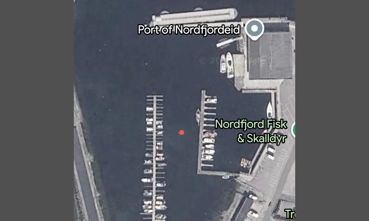Nordfjordeid Gjestehamn: {"base": "en", "no": "Betongblokk p\u00e5 omtrent 1,5 m mellom gjestebrygga og brygga for lokale sm\u00e5b\u00e5ter", "se": "<p>Betongblock p\u00e5 cirka 1,5 m mellan g\u00e4stbryggan och bryggan f\u00f6r lokala sm\u00e5b\u00e5tar</p>", "en": "Concrete block at about 1.5 m between the guest pier and the    pier for local small boats", "da": "Betonblok ved cirka 1,5 m mellem g\u00e6stebroen og broen til lokale sm\u00e5b\u00e5de", "fr": "Bloc de b\u00e9ton \u00e0 environ 1,5 m entre le quai pour invit\u00e9s et le quai pour les petits bateaux locaux", "de": "Betonblock in etwa 1,5 m zwischen dem G\u00e4ste-Steg und dem Steg f\u00fcr lokale kleine Boote", "es": "Bloque de hormig\u00f3n a unos 1,5 m entre el muelle de hu\u00e9spedes y el muelle para embarcaciones locales peque\u00f1as", "it": "Blocco di cemento a circa 1,5 m tra il molo per gli ospiti e il molo per le piccole imbarcazioni locali", "pt": "Bloco de concreto a cerca de 1,5 m entre o cais de visitantes e o cais para pequenos barcos locais", "nl": "Betonnen blok op ongeveer 1,5 m tussen de bezoekerspier en de pier voor lokale kleine boten", "pl": "Blok betonowy na g\u0142\u0119boko\u015bci oko\u0142o 1,5 m pomi\u0119dzy nabrze\u017cem dla go\u015bci a nabrze\u017cem dla miejscowych ma\u0142ych \u0142odzi", "uk": "\u0411\u0435\u0442\u043e\u043d\u043d\u0438\u0439 \u0431\u043b\u043e\u043a \u043d\u0430 \u0432\u0456\u0434\u0441\u0442\u0430\u043d\u0456 \u043f\u0440\u0438\u0431\u043b\u0438\u0437\u043d\u043e 1,5 \u043c \u043c\u0456\u0436 \u0433\u043e\u0441\u0442\u044c\u043e\u0432\u0438\u043c \u043f\u0440\u0438\u0447\u0430\u043b\u043e\u043c \u0442\u0430 \u043f\u0440\u0438\u0447\u0430\u043b\u043e\u043c \u0434\u043b\u044f \u043c\u0456\u0441\u0446\u0435\u0432\u0438\u0445 \u043c\u0430\u043b\u043e\u043c\u0456\u0440\u043d\u0438\u0445 \u0441\u0443\u0434\u0435\u043d", "ro": "Bloc de beton la aproximativ 1,5 m \u00eentre debarcaderul pentru oaspe\u021bi \u0219i debarcaderul pentru ambarca\u021biuni mici locale", "tr": "Misafir iskelesi ile yerel k\u00fc\u00e7\u00fck tekneler i\u00e7in olan iskele aras\u0131nda yakla\u015f\u0131k 1,5 m mesafede beton blok", "el": "\u039c\u03c0\u03bb\u03bf\u03ba \u03b1\u03c0\u03cc \u03c3\u03ba\u03c5\u03c1\u03cc\u03b4\u03b5\u03bc\u03b1 \u03c3\u03b5 \u03b1\u03c0\u03cc\u03c3\u03c4\u03b1\u03c3\u03b7 \u03c0\u03b5\u03c1\u03af\u03c0\u03bf\u03c5 1.5 \u03bc \u03bc\u03b5\u03c4\u03b1\u03be\u03cd \u03c4\u03b7\u03c2 \u03c0\u03c1\u03bf\u03b2\u03bb\u03ae\u03c4\u03b1\u03c2 \u03c6\u03b9\u03bb\u03bf\u03be\u03b5\u03bd\u03bf\u03c5\u03bc\u03ad\u03bd\u03c9\u03bd \u03ba\u03b1\u03b9 \u03c4\u03b7\u03c2 \u03c0\u03c1\u03bf\u03b2\u03bb\u03ae\u03c4\u03b1\u03c2 \u03b3\u03b9\u03b1 \u03c4\u03bf\u03c0\u03b9\u03ba\u03ac \u03bc\u03b9\u03ba\u03c1\u03ac \u03c3\u03ba\u03ac\u03c6\u03b7", "cs": "Betonov\u00fd blok asi 1,5 m mezi n\u00e1v\u0161t\u011bvn\u00edm molem a molem pro m\u00edstn\u00ed mal\u00e9 lod\u011b", "hu": "Betont\u00f6mb k\u00f6r\u00fclbel\u00fcl 1,5 m-re a vend\u00e9gm\u00f3l\u00f3 \u00e9s a helyi kis haj\u00f3k m\u00f3l\u00f3ja k\u00f6z\u00f6tt", "fi": "Betonilohkare noin 1,5 m:n p\u00e4\u00e4ss\u00e4 vieraslaiturin ja paikallisten pienvenelaiturin v\u00e4lill\u00e4", "bg": "\u0411\u0435\u0442\u043e\u043d\u0435\u043d \u0431\u043b\u043e\u043a \u043d\u0430 \u043e\u043a\u043e\u043b\u043e 1,5 \u043c \u043c\u0435\u0436\u0434\u0443 \u043a\u0435\u044f \u0437\u0430 \u0433\u043e\u0441\u0442\u0438 \u0438 \u043a\u0435\u044f \u0437\u0430 \u043c\u0435\u0441\u0442\u043d\u0438 \u043c\u0430\u043b\u043a\u0438 \u043b\u043e\u0434\u043a\u0438", "sr": "Betonski blok na oko 1,5 m izme\u0111u pristani\u0161ta za goste i pristani\u0161ta za lokalne male \u010damce", "et": "Betoonblokk umbes 1,5 m kaugusel k\u00fclaliste kailt ja kohalike v\u00e4ikepaatide kailt", "lv": "Betona bloks aptuveni 1,5 m starp viesu piest\u0101tni un viet\u0113jiem mazajiem ku\u0123iem paredz\u0113to piest\u0101tni", "lt": "Betoninis blokas ma\u017edaug 1,5 m tarp prieplaukos sve\u010diams ir vietiniams ma\u017eiesiems laivams skirtos prieplaukos"}