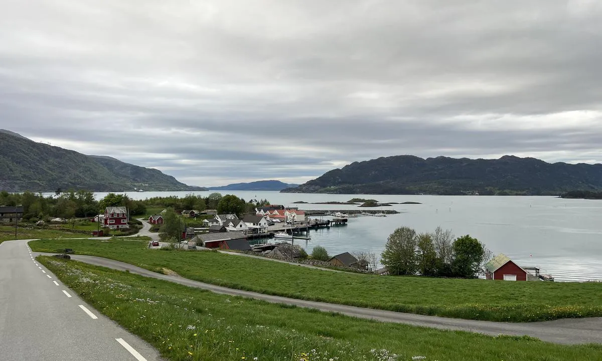 Nordhuglo: {"base": "en", "no": "Utsikt tilbake fra veien. Innseiling enkel hvis du f\u00f8lger merkene.", "se": "Vy tillbaka fr\u00e5n v\u00e4gen. Inloppet \u00e4r enkelt om du f\u00f6ljer m\u00e4rkena.", "en": "View back from the road. Entrance easy if you follow the marks.", "da": "Udsigt tilbage fra vejen. Indsejling nem, hvis du f\u00f8lger m\u00e6rkerne.", "fr": "Vue arri\u00e8re depuis la route. Entr\u00e9e facile si vous suivez les marques.", "de": "Blick zur\u00fcck von der Stra\u00dfe. Einfahrt einfach, wenn man den Markierungen folgt.", "es": "Vista desde la carretera. Entrada f\u00e1cil si sigues las marcas.", "it": "Vista indietro dalla strada. Ingresso facile se si seguono i segni.", "pt": "Vista de volta da estrada. Entrada f\u00e1cil se voc\u00ea seguir as marcas.", "nl": "Uitzicht achter de weg. Ingang eenvoudig als u de bakens volgt.", "pl": "Widok z drogi. Wej\u015bcie \u0142atwe, je\u015bli pod\u0105\u017casz za znakami.", "uk": "\u0412\u0438\u0434 \u043d\u0430\u0437\u0430\u0434 \u0437 \u0434\u043e\u0440\u043e\u0433\u0438. \u0412\u0445\u0456\u0434 \u043b\u0435\u0433\u043a\u0438\u0439, \u044f\u043a\u0449\u043e \u0434\u043e\u0442\u0440\u0438\u043c\u0443\u0432\u0430\u0442\u0438\u0441\u044f \u043f\u043e\u0437\u043d\u0430\u0447\u043e\u043a.", "ro": "Vedere \u00eenapoi de pe drum. Intrarea este u\u0219oar\u0103 dac\u0103 urma\u021bi semnele.", "tr": "Yoldan geri g\u00f6r\u00fcn\u00fcm. \u0130\u015faretleri takip ederseniz giri\u015f kolayd\u0131r.", "el": "\u0398\u03ad\u03b1 \u03c0\u03af\u03c3\u03c9 \u03b1\u03c0\u03cc \u03c4\u03bf\u03bd \u03b4\u03c1\u03cc\u03bc\u03bf. \u0395\u03cd\u03ba\u03bf\u03bb\u03b7 \u03b5\u03af\u03c3\u03bf\u03b4\u03bf\u03c2 \u03b1\u03bd \u03b1\u03ba\u03bf\u03bb\u03bf\u03c5\u03b8\u03ae\u03c3\u03b5\u03c4\u03b5 \u03c4\u03b1 \u03c3\u03ae\u03bc\u03b1\u03c4\u03b1.", "cs": "Pohled zp\u011bt z cesty. Vstup snadn\u00fd, pokud n\u00e1sledujete zna\u010dky.", "hu": "Kil\u00e1t\u00e1s vissza az \u00fatr\u00f3l. A bej\u00e1rat k\u00f6nny\u0171, ha k\u00f6veted a jelz\u00e9seket.", "fi": "N\u00e4kym\u00e4 tielt\u00e4 taaksep\u00e4in. Sis\u00e4\u00e4nk\u00e4ynti on helppo, jos noudatat merkint\u00f6j\u00e4.", "bg": "\u0418\u0437\u0433\u043b\u0435\u0434 \u043d\u0430\u0437\u0430\u0434 \u043e\u0442 \u043f\u044a\u0442\u044f. \u0412\u0445\u043e\u0434\u044a\u0442 \u0435 \u043b\u0435\u0441\u0435\u043d, \u0430\u043a\u043e \u0441\u043b\u0435\u0434\u0432\u0430\u0442\u0435 \u0437\u043d\u0430\u0446\u0438\u0442\u0435.", "sr": "\u041f\u043e\u0433\u043b\u0435\u0434 \u0443\u043d\u0430\u0437\u0430\u0434 \u0441\u0430 \u043f\u0443\u0442\u0430. \u0423\u043b\u0430\u0437 \u0458\u0435 \u043b\u0430\u043a \u0430\u043a\u043e \u043f\u0440\u0430\u0442\u0438\u0442\u0435 \u043e\u0431\u0435\u043b\u0435\u0436\u0458\u0430.", "et": "Vaade tagasi teelt. Sissep\u00e4\u00e4s lihtne, kui j\u00e4rgida m\u00e4rke.", "lv": "Skats atpaka\u013c no ce\u013ca. Ieeja viegla, ja sekojat z\u012bm\u0113m.", "lt": "Vaizdas atgal nuo kelio. \u012eplaukimas lengvas, jei laikysit\u0117s \u017eenkl\u0173."}