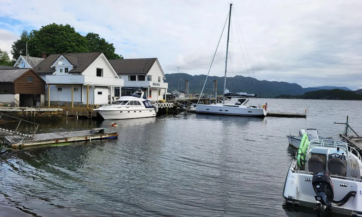 Nordhuglo: God dybde for seilbåter ved flytebryggen.