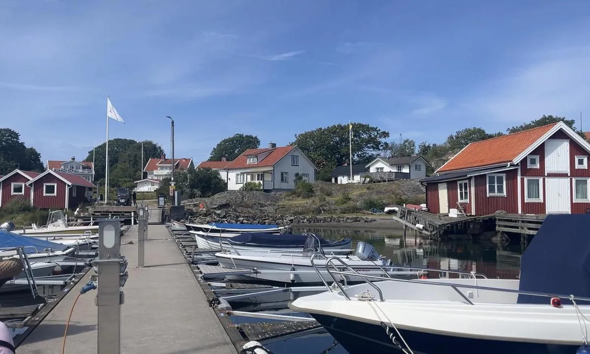 Nordkoster Bodpallen: {"base": "nl", "no": "Str\u00f8m tilgjengelig. Ingen vann.", "se": "Str\u00f6m tillg\u00e4nglig. Ingen vatten.", "en": "Electricity available. No water.", "da": "Str\u00f8m tilg\u00e6ngelig. Intet vand.", "fr": "Courant disponible. Pas d'eau.", "de": "Strom verf\u00fcgbar. Kein Wasser.", "es": "Electricidad disponible. No hay agua.", "it": "Corrente disponibile. Niente acqua.", "pt": "Energia dispon\u00edvel. Sem \u00e1gua.", "nl": "Stroom verkrijgbaar. Geen water.", "pl": "Pr\u0105d dost\u0119pny. Brak wody.", "uk": "\u0415\u043b\u0435\u043a\u0442\u0440\u043e\u043f\u043e\u0441\u0442\u0430\u0447\u0430\u043d\u043d\u044f \u0434\u043e\u0441\u0442\u0443\u043f\u043d\u0435. \u0412\u043e\u0434\u0430 \u0432\u0456\u0434\u0441\u0443\u0442\u043d\u044f.", "ro": "Curent disponibil. F\u0103r\u0103 ap\u0103.", "tr": "Elektrik temin edilir. Su yoktur.", "el": "\u03a0\u03b1\u03c1\u03bf\u03c7\u03ae \u03b7\u03bb\u03b5\u03ba\u03c4\u03c1\u03b9\u03ba\u03bf\u03cd \u03c1\u03b5\u03cd\u03bc\u03b1\u03c4\u03bf\u03c2 \u03b4\u03b9\u03b1\u03b8\u03ad\u03c3\u03b9\u03bc\u03b7. \u0394\u03b5\u03bd \u03c5\u03c0\u03ac\u03c1\u03c7\u03b5\u03b9 \u03bd\u03b5\u03c1\u03cc.", "cs": "P\u0159ipraven elektrick\u00fd proud. Voda nen\u00ed dostupn\u00e1.", "hu": "\u00c1ram el\u00e9rhet\u0151. V\u00edz nincs.", "fi": "S\u00e4hk\u00f6\u00e4 saatavilla. Ei vett\u00e4.", "bg": "\u0415\u043b\u0435\u043a\u0442\u0440\u043e\u0437\u0430\u0445\u0440\u0430\u043d\u0432\u0430\u043d\u0435 \u043d\u0430\u043b\u0438\u0447\u043d\u043e. \u0412\u043e\u0434\u0430 \u043d\u044f\u043c\u0430.", "sr": "Struja dostupna. Nema vode.", "et": "Voolu k\u00e4ttesaadav. Vett pole.", "lv": "Str\u0101va pieejama. Nav \u016bdens.", "lt": "Srov\u0117 prieinama. Vandens n\u0117ra."}