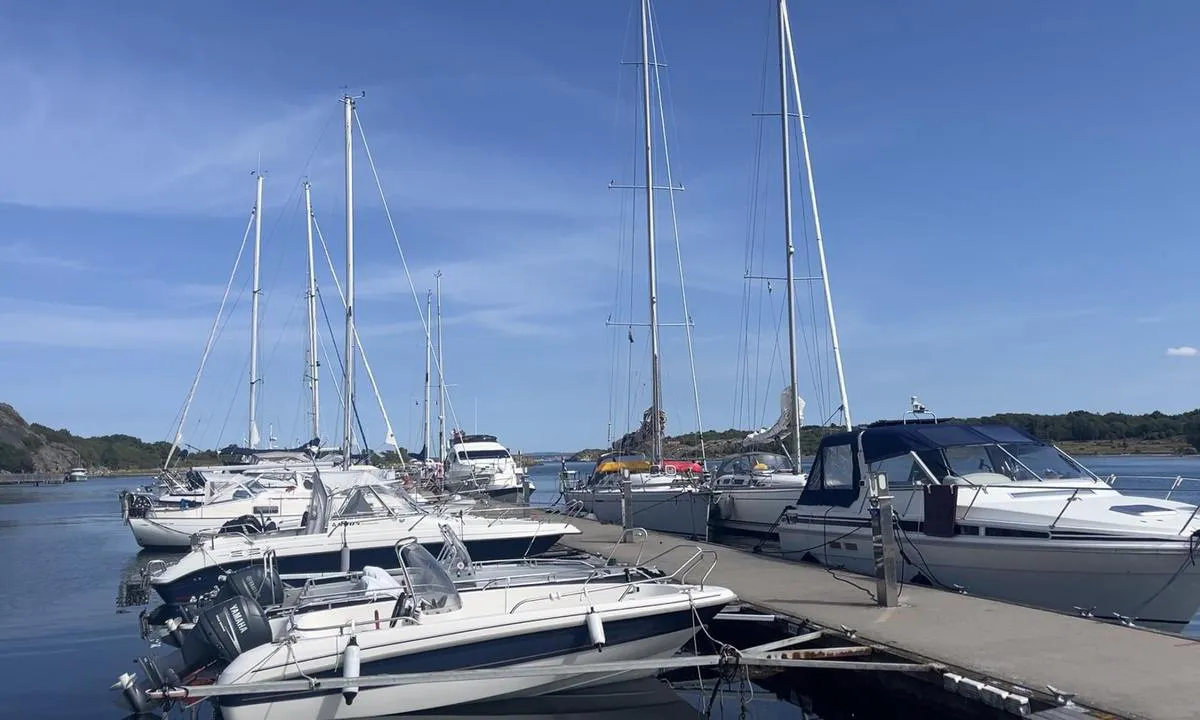 Nordkoster Bodpallen: {"base": "nl", "no": "Disse plassene kan reserveres for ankomst. Det m\u00e5 da betales ekstra.", "se": "Dessa platser kan bokas innan ankomst. D\u00e5 m\u00e5ste det dock betalas mer.", "en": "These spots can be reserved prior to arrival. However, a higher fee will apply.", "da": "Disse pladser kan reserveres f\u00f8r ankomst. Der skal dog betales mere.", "fr": "Ces emplacements peuvent \u00eatre r\u00e9serv\u00e9s avant l'arriv\u00e9e. Il faudra alors payer un suppl\u00e9ment.", "de": "Diese Pl\u00e4tze k\u00f6nnen vor der Ankunft reserviert werden. Es muss dann jedoch mehr bezahlt werden.", "es": "Estos lugares pueden reservarse antes de la llegada. Sin embargo, se debe pagar un precio m\u00e1s alto.", "it": "Questi posti possono essere riservati prima dell'arrivo. In tal caso \u00e8 richiesto un pagamento supplementare.", "pt": "Estes locais podem ser reservados antes da chegada. No entanto, deve ser pago um valor adicional.", "nl": "Deze plekken kunnen gereserveerd worden voor aankomst. Er moet dan wel meer betaald worden.", "pl": "Te miejsca mo\u017cna zarezerwowa\u0107 przed przybyciem. W\u00f3wczas nale\u017cy zap\u0142aci\u0107 wy\u017csz\u0105 op\u0142at\u0119.", "uk": "\u0426\u0456 \u043c\u0456\u0441\u0446\u044f \u043c\u043e\u0436\u043d\u0430 \u0431\u0440\u043e\u043d\u044e\u0432\u0430\u0442\u0438 \u043f\u0435\u0440\u0435\u0434 \u043f\u0440\u0438\u0431\u0443\u0442\u0442\u044f\u043c. \u0417\u0430 \u0446\u0435 \u0441\u043b\u0456\u0434 \u0441\u043f\u043b\u0430\u0442\u0438\u0442\u0438 \u0431\u0456\u043b\u044c\u0448\u0443 \u0441\u0443\u043c\u0443.", "ro": "Aceste locuri pot fi rezervate \u00eenainte de sosire. Trebuie pl\u0103tit un tarif mai mare.", "tr": "Bu yerler var\u0131\u015ftan \u00f6nce rezerve edilebilir. Ancak bunun i\u00e7in daha fazla \u00f6deme yap\u0131lmas\u0131 gerekmektedir.", "el": "\u0391\u03c5\u03c4\u03ad\u03c2 \u03bf\u03b9 \u03b8\u03ad\u03c3\u03b5\u03b9\u03c2 \u03bc\u03c0\u03bf\u03c1\u03bf\u03cd\u03bd \u03bd\u03b1 \u03ba\u03c1\u03b1\u03c4\u03b7\u03b8\u03bf\u03cd\u03bd \u03b3\u03b9\u03b1 \u03ac\u03c6\u03b9\u03be\u03b7. \u03a3\u03b5 \u03b1\u03c5\u03c4\u03ae \u03c4\u03b7\u03bd \u03c0\u03b5\u03c1\u03af\u03c0\u03c4\u03c9\u03c3\u03b7 \u03c0\u03c1\u03ad\u03c0\u03b5\u03b9 \u03bd\u03b1 \u03ba\u03b1\u03c4\u03b1\u03b2\u03bb\u03b7\u03b8\u03b5\u03af \u03b5\u03c0\u03b9\u03c0\u03bb\u03ad\u03bf\u03bd \u03c7\u03c1\u03ad\u03c9\u03c3\u03b7.", "cs": "Tato m\u00edsta lze rezervovat p\u0159ed p\u0159\u00edjezdem. Je v\u0161ak pot\u0159eba zaplatit vy\u0161\u0161\u00ed poplatek.", "hu": "Ezeken a helyeken el\u0151zetes foglal\u00e1sra van lehet\u0151s\u00e9g \u00e9rkez\u00e9s el\u0151tt. Ebben az esetben azonban t\u00f6bbet kell fizetni.", "fi": "N\u00e4m\u00e4 paikat voidaan varata ennen saapumista. T\u00e4ll\u00f6in on maksettava enemm\u00e4n.", "bg": "\u0422\u0435\u0437\u0438 \u043c\u0435\u0441\u0442\u0430 \u043c\u043e\u0433\u0430\u0442 \u0434\u0430 \u0431\u044a\u0434\u0430\u0442 \u0440\u0435\u0437\u0435\u0440\u0432\u0438\u0440\u0430\u043d\u0438 \u043f\u0440\u0435\u0434\u0438 \u043f\u0440\u0438\u0441\u0442\u0438\u0433\u0430\u043d\u0435. \u0412 \u0442\u043e\u0437\u0438 \u0441\u043b\u0443\u0447\u0430\u0439 \u0442\u0440\u044f\u0431\u0432\u0430 \u0434\u0430 \u0441\u0435 \u043f\u043b\u0430\u0442\u0438 \u043f\u043e\u0432\u0435\u0447\u0435.", "sr": "\u041e\u0432\u0430 \u043c\u0435\u0441\u0442\u0430 \u0441\u0435 \u043c\u043e\u0433\u0443 \u0440\u0435\u0437\u0435\u0440\u0432\u0438\u0441\u0430\u0442\u0438 \u043f\u0440\u0435 \u0434\u043e\u043b\u0430\u0441\u043a\u0430. \u041c\u0435\u0452\u0443\u0442\u0438\u043c, \u043c\u043e\u0440\u0430\u045b\u0435 \u0441\u0435 \u043f\u043b\u0430\u0442\u0438\u0442\u0438 \u0432\u0438\u0448\u0435.", "et": "Neid kohti saab broneerida enne saabumist. Siis tuleb siiski rohkem tasuda.", "lv": "\u0160\u012bs vietas var rezerv\u0113t pirms iera\u0161an\u0101s. Tad j\u0101maks\u0101 vair\u0101k.", "lt": "\u0160ios vietos gali b\u016bti rezervuojamos prie\u0161 atvykstant. Tada reikia sumok\u0117ti daugiau."}