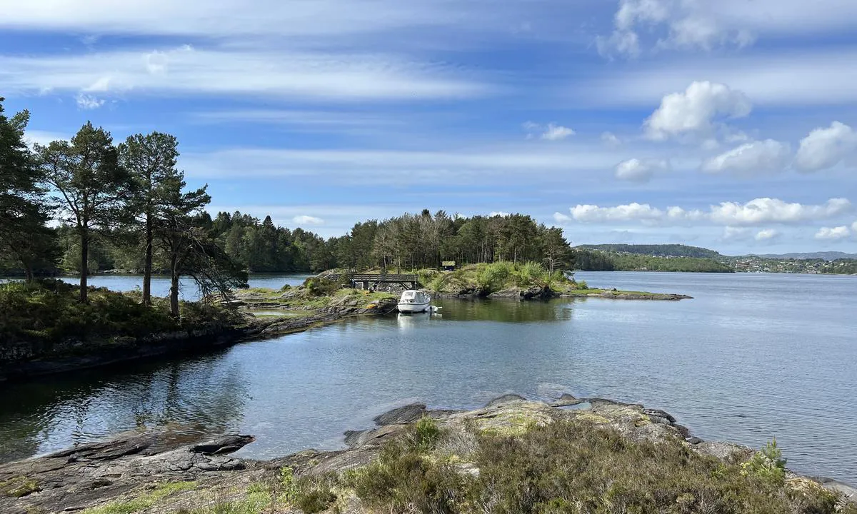 Nordåsvannet Marmorøyene: Bolter i fjellet for dregg fortøyning og noen steder longside mot fjellet.