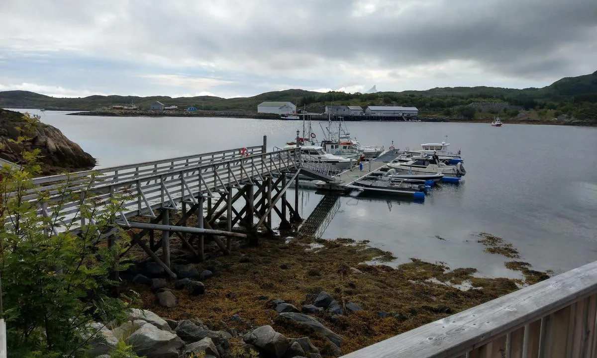 Nordnesøy: Gjestehavn i ei lun bukt. Fint servicebygg på kaia.Ferje og hurtigbåtkai i nærheten.