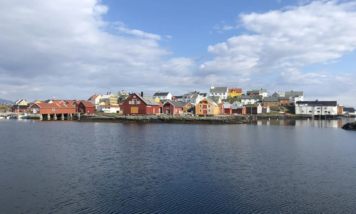 Nordre Bjørnsund: Gjestebrygga på Bjørnsund ligger langs moloen nord i havna (rett frem når du ankommer). Fra gjestebrygga har man nydelig utsikt inn på været. Man kan enten gå inn langs moloen eller ta lettbåten over. Via moloen kommer man også til Hammarøya (midterste av øyene på Bjørnsund) og ut til Bjørnsund Fyr hvor solen faller i havet.