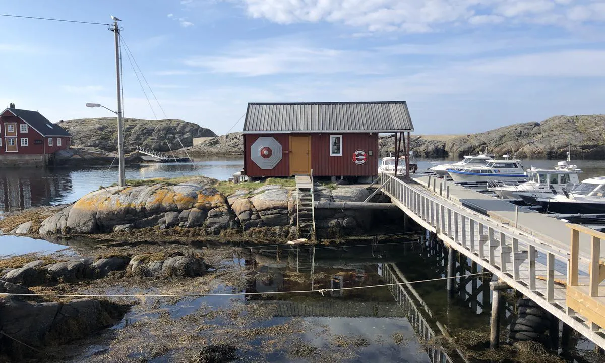 Nordre Bjørnsund: Hvis hovedgjestebrygga er full, finner du også to plasser ytterst på denne flytebrygga som
Ligger et stkke lenger inn i havna.