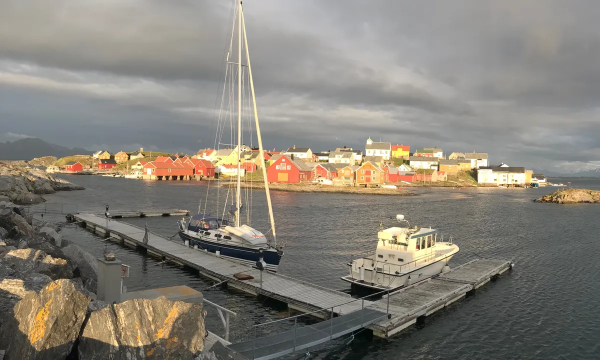 Gjestebrygga på Nordre Bjørnsund består av tre flytebrygger i U-formasjon. De ligger plassert langs moloen godt inne i havna. Det er dypt rundt bryggene, men vær oppmerksom på flere grunner før du kommer frem hit.