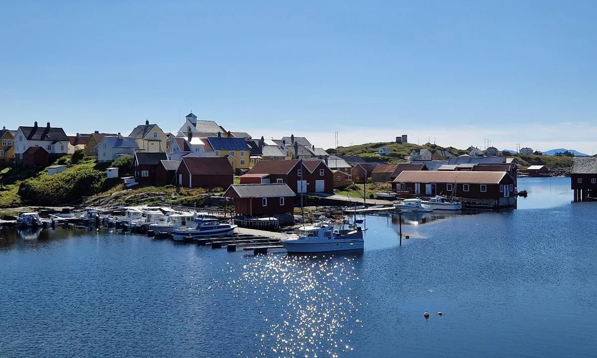 Innerst i havna på Nordre Bjørnsund finner du en gjesteplass ytterst på det private bryggeanlegget.