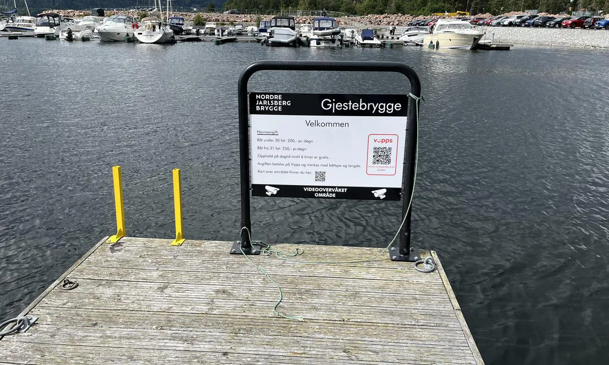 Nordre Jarlsberg Brygge: {"base": "no", "no": "Infoskilt p\u00e5 gjestebrygga", "se": "Informationsskylt p\u00e5 g\u00e4stbryggan", "en": "Information sign at the guest dock", "da": "Infoskilt p\u00e5 g\u00e6stebroen"}