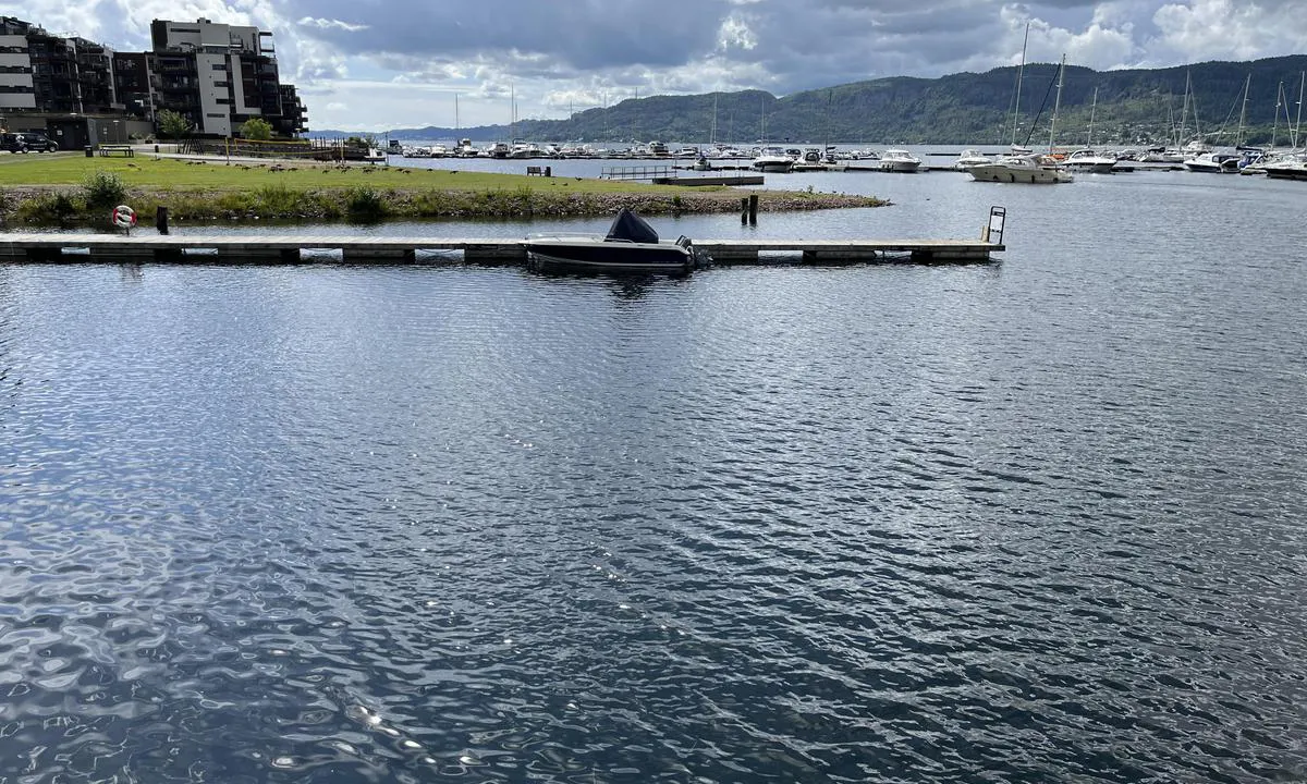Nordre Jarlsberg Brygge: {"base": "no", "no": "Gjestebrygge med innseilingen bakenfor", "se": "G\u00e4stbrygga med inseglingen bakom", "en": "Guest dock with the approach behind", "da": "G\u00e6stebrygge med indsejlingen bagved"}