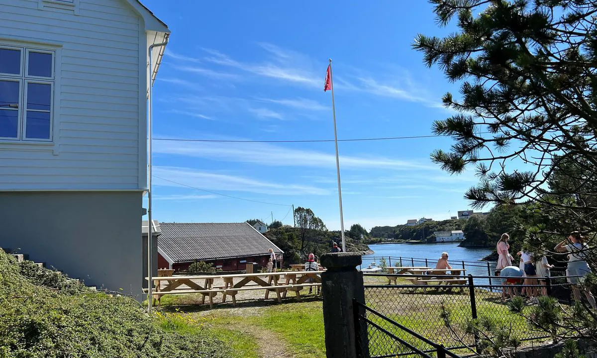 Nordre Kjerringa, Rongevær Kysthytte (DNT, Bergen: Uteområdet mot naustet.