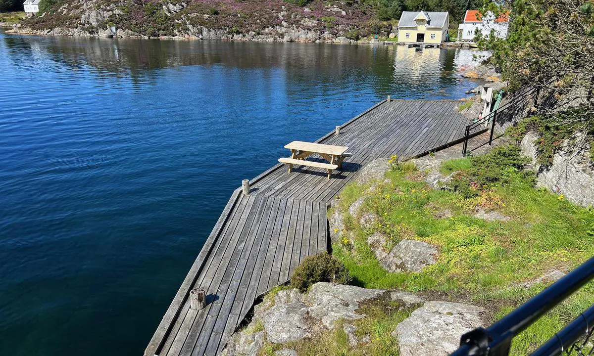 Nordre Kjerringa, Rongevær Kysthytte (DNT, Bergen: Kaien som kan benyttes. Det er også mulig å fortøye mot fjellet bortenfor kaien.