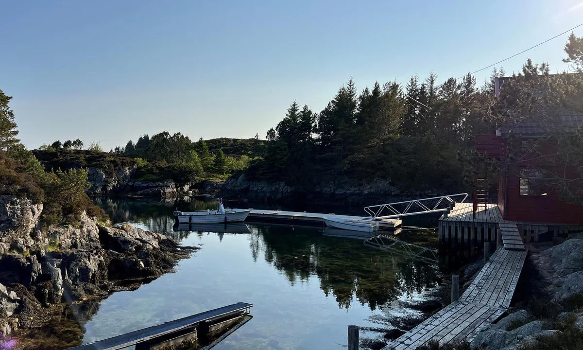 Nordre Kjerringa, Rongevær Kysthytte (DNT, Bergen: Badevik bak naustet.