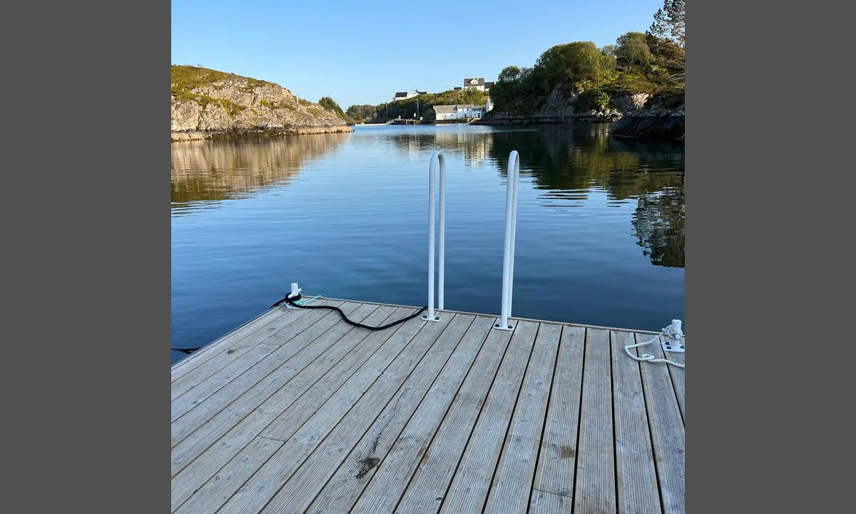 Nordre Kjerringa, Rongevær Kysthytte (DNT, Bergen: Badebrygge med stige. Ikke for fortøyning for annet enn robåt/kajakk.