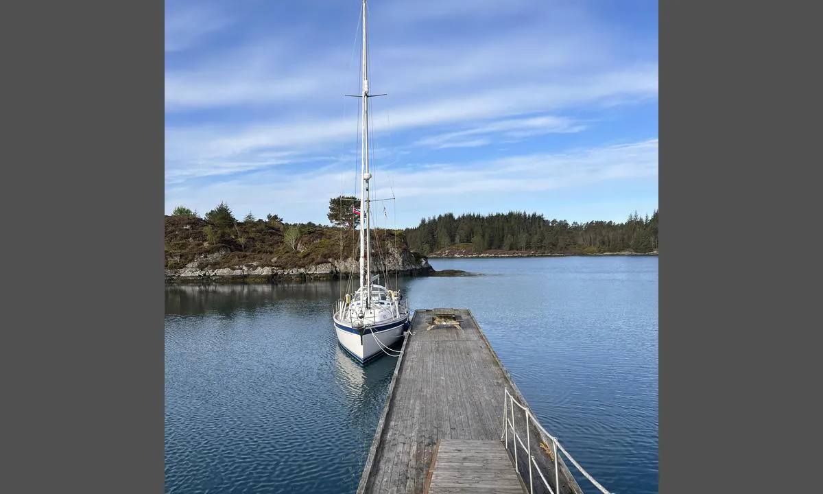Nordre Navøyvågen: {"base": "en", "no": "Hovedpontong - ingen pullerter - bare trelister for \u00e5 f\u00f8re tau gjennom.", "se": "Huvudpontonen - inga knapar - bara tr\u00e4slanor att tr\u00e4 rep genom.", "en": "Main pontoon - no cleats - just wooden slats to feed ropes through.", "da": "Hovedpontonen - ingen klamper - kun tr\u00e6lister til at f\u00f8re reb igennem.", "fr": "Pont principal - pas de bitte d'amarrage - uniquement des lattes en bois pour passer les cordes.", "de": "Hauptponton - keine Klampen - nur Holzlatten, um die Taue durchzuf\u00fchren.", "es": "Ponton principal - sin cornamusas - solo listones de madera para pasar las cuerdas.", "it": "Pontile principale - senza bitte - solo listelli di legno per far passare le cime.", "pt": "Pont\u00e3o principal - sem cabos - apenas ripas de madeira para passar as cordas.", "nl": "Hoofdponton - geen klampen - alleen houten latten om touwen door te voeren.", "pl": "G\u0142\u00f3wny pomost - bez knag - tylko drewniane listwy do przewlekania lin.", "uk": "\u0413\u043e\u043b\u043e\u0432\u043d\u0438\u0439 \u043f\u043e\u043d\u0442\u043e\u043d - \u043d\u0435\u043c\u0430\u0454 \u043a\u043d\u0435\u0445\u0442\u0456\u0432 - \u0442\u0456\u043b\u044c\u043a\u0438 \u0434\u0435\u0440\u0435\u0432'\u044f\u043d\u0456 \u043f\u043b\u0430\u043d\u043a\u0438 \u0434\u043b\u044f \u043f\u0440\u043e\u0442\u044f\u0433\u0443\u0432\u0430\u043d\u043d\u044f \u043a\u0430\u043d\u0430\u0442\u0456\u0432.", "ro": "Pontoon principal - f\u0103r\u0103 st\u00e2lpi de acostare - doar \u0219ipci de lemn prin care s\u0103 treci fr\u00e2nghiile.", "tr": "Ana iskele - babalar yok - sadece halatlar\u0131 ge\u00e7irmek i\u00e7in ah\u015fap \u00e7\u0131talar.", "el": "\u039a\u03cd\u03c1\u03b9\u03b1 \u03c0\u03bb\u03c9\u03c4\u03ae \u03b1\u03c0\u03bf\u03b2\u03ac\u03b8\u03c1\u03b1 - \u03c7\u03c9\u03c1\u03af\u03c2 \u03bc\u03b5\u03c4\u03b1\u03bb\u03bb\u03b9\u03ba\u03bf\u03cd\u03c2 \u03ba\u03c1\u03af\u03ba\u03bf\u03c5\u03c2 - \u03bc\u03cc\u03bd\u03bf \u03be\u03cd\u03bb\u03b9\u03bd\u03b5\u03c2 \u03c1\u03ac\u03b2\u03b4\u03bf\u03b9 \u03b3\u03b9\u03b1 \u03bd\u03b1 \u03c0\u03b5\u03c1\u03ac\u03c3\u03bf\u03c5\u03bd \u03c4\u03b1 \u03c3\u03c7\u03bf\u03b9\u03bd\u03b9\u03ac.", "cs": "Hlavn\u00ed ponton - \u017e\u00e1dn\u00e9 vaz\u00e1ky - pouze d\u0159ev\u011bn\u00e9 li\u0161ty pro prota\u017een\u00ed lan.", "hu": "F\u0151 ponton - nincs bak - csak fa l\u00e9cek a k\u00f6telek \u00e1tvezet\u00e9s\u00e9hez.", "fi": "P\u00e4\u00e4ponttoni - ei knaapeja - vain puulistat, joiden l\u00e4pi voi pujottaa k\u00f6ydet.", "bg": "\u041e\u0441\u043d\u043e\u0432\u0435\u043d \u043f\u043e\u043d\u0442\u043e\u043d - \u0431\u0435\u0437 \u043a\u0443\u043a\u0438 - \u0441\u0430\u043c\u043e \u0434\u044a\u0440\u0432\u0435\u043d\u0438 \u0433\u0440\u0435\u0434\u0438 \u0437\u0430 \u043f\u0440\u043e\u043a\u0430\u0440\u0432\u0430\u043d\u0435 \u043d\u0430 \u0432\u044a\u0436\u0435\u0442\u0430\u0442\u0430.", "sr": "Glavni ponton - nema bitvi - samo drvene da\u0161\u010dice kroz koje se provla\u010de konopi.", "et": "Peasaap - pole klambreid - ainult puidust liistud k\u00f6ite l\u00e4bi ajamiseks.", "lv": "Galvenais pontons - bez klamburiem - tikai koka l\u012bstes, caur kur\u0101m var ievirz\u012bt virves.", "lt": "Pagrindinis pontonas - be tvirtinimo knied\u017ei\u0173 - tik mediniai skersiniai virv\u0117ms praverti."}