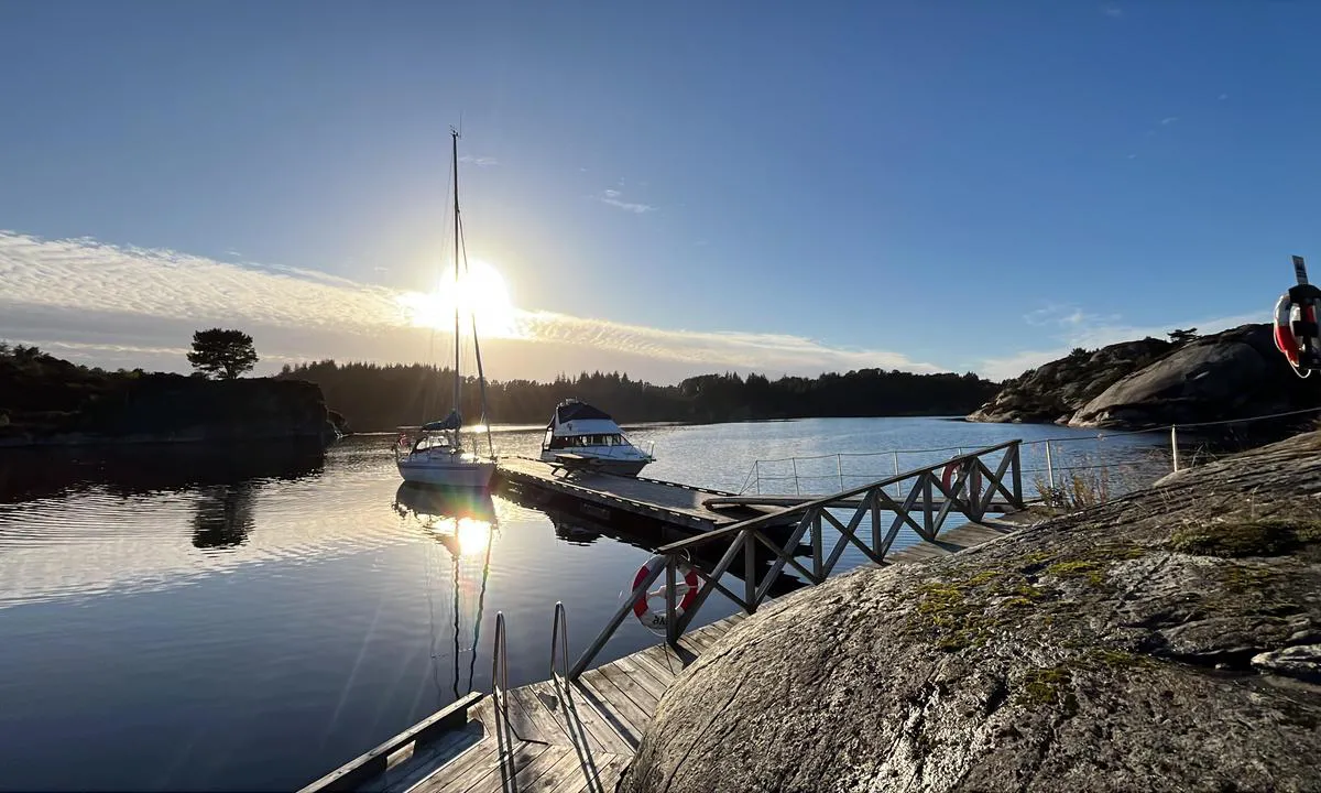 Nordre Navøyvågen: {"base": "en", "no": "God dybde, enkel docking, godt beskyttet", "se": "Bra djup, l\u00e4tt att l\u00e4gga till, v\u00e4l skyddat", "en": "Good depth, easy docking, well protected", "da": "God dybde, nem docking, godt beskyttet", "fr": "Bonne profondeur, accostage facile, bien prot\u00e9g\u00e9", "de": "Gute Tiefe, einfaches Anlegen, gut gesch\u00fctzt", "es": "Buena profundidad, f\u00e1cil atraque, bien protegido", "it": "Buona profondit\u00e0, facile attracco, ben protetto", "pt": "Boa profundidade, f\u00e1cil atraca\u00e7\u00e3o, bem protegido", "nl": "Goede diepgang, gemakkelijk aanleggen, goed beschut", "pl": "Dobre g\u0142\u0119boko\u015bci, \u0142atwe cumowanie, dobrze chronione", "uk": "\u0425\u043e\u0440\u043e\u0448\u0430 \u0433\u043b\u0438\u0431\u0438\u043d\u0430, \u043b\u0435\u0433\u043a\u0430 \u0448\u0432\u0430\u0440\u0442\u043e\u0432\u043a\u0430, \u0434\u043e\u0431\u0440\u0435 \u0437\u0430\u0445\u0438\u0449\u0435\u043d\u0430", "ro": "Ad\u00e2ncime bun\u0103, andocare u\u0219oar\u0103, bine protejat", "tr": "\u0130yi derinlik, kolay yana\u015fma, iyi korunmu\u015f", "el": "\u039a\u03b1\u03bb\u03cc \u03b2\u03ac\u03b8\u03bf\u03c2, \u03b5\u03cd\u03ba\u03bf\u03bb\u03bf\u03c2 \u03b5\u03bb\u03bb\u03b9\u03bc\u03b5\u03bd\u03b9\u03c3\u03bc\u03cc\u03c2, \u03ba\u03b1\u03bb\u03ac \u03c0\u03c1\u03bf\u03c3\u03c4\u03b1\u03c4\u03b5\u03c5\u03bc\u03ad\u03bd\u03bf", "cs": "Dobr\u00e1 hloubka, snadn\u00e9 kotven\u00ed, dob\u0159e chr\u00e1n\u011bno", "hu": "J\u00f3 m\u00e9lys\u00e9g, k\u00f6nny\u0171 kik\u00f6t\u00e9s, j\u00f3l v\u00e9dett", "fi": "Hyv\u00e4 syvyys, helppo kiinnittyminen, hyvin suojattu", "bg": "\u0414\u043e\u0431\u0440\u0430 \u0434\u044a\u043b\u0431\u043e\u0447\u0438\u043d\u0430, \u043b\u0435\u0441\u043d\u043e \u043f\u0440\u0438\u0441\u0442\u0430\u0432\u0430\u043d\u0435, \u0434\u043e\u0431\u0440\u0435 \u0437\u0430\u0449\u0438\u0442\u0435\u043d\u043e", "sr": "Dobra dubina, lako pristajanje, dobro za\u0161ti\u0107eno", "et": "Hea s\u00fcgavus, lihtne sildumine, h\u00e4sti kaitstud", "lv": "Laba dzi\u013cuma vieta, vienk\u0101r\u0161a pietauvo\u0161an\u0101s, labi aizsarg\u0101ta", "lt": "Geras gylis, lengvas prisi\u0161vartavimas, gerai apsaugota"}