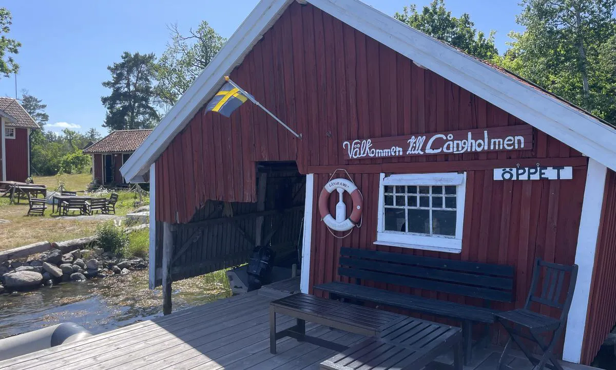 Norra Långholmen - Trässö - Bredholmen - Kalmar: {"base": "se", "no": "L\u00e5ngholmens Glassbod", "se": "L\u00e5ngholmens Glassbod", "en": "L\u00e5ngholmen's Ice Cream Stand", "da": "L\u00e5ngholmens Isbod", "fr": "Le kiosque \u00e0 glace de L\u00e5ngholmen", "de": "L\u00e5ngholmens Eisbude", "es": "Puesto de Helados de L\u00e5ngholmen", "it": "Chiosco dei Gelati di L\u00e5ngholmen", "pt": "Quiosque de Sorvetes de L\u00e5ngholmen", "nl": "L\u00e5ngholmens Glazenhuis", "pl": "L\u00e5ngholmens Glassbod", "uk": "\u041a\u0440\u0430\u043c\u043d\u0438\u0446\u044f \u043c\u043e\u0440\u043e\u0437\u0438\u0432\u0430 \u041b\u043e\u043d\u0433\u0445\u043e\u043b\u044c\u043c\u0435\u043d", "ro": "Chio\u0219cul de \u00cenghe\u021bat\u0103 L\u00e5ngholmen", "tr": "L\u00e5ngholmens Dondurma B\u00fcfesi", "el": "\u03a0\u03b1\u03c1\u03ac\u03b8\u03c5\u03c1\u03bf \u03c0\u03b1\u03b3\u03c9\u03c4\u03bf\u03cd L\u00e5ngholmen", "cs": "St\u00e1nek se zmrzlinou na L\u00e5ngholmen", "hu": "L\u00e5ngholmens Fagyiz\u00f3", "fi": "L\u00e5ngholmenin j\u00e4\u00e4tel\u00f6kioski", "bg": "\u0421\u0442\u044a\u043a\u043b\u0430\u0440\u043d\u0438\u0446\u0430\u0442\u0430 \u043d\u0430 \u041b\u043e\u043d\u0433\u0445\u043e\u043b\u043c\u0435\u043d", "sr": "Sladoledara na L\u00e5ngholmenu", "et": "L\u00e5ngholmeni j\u00e4\u00e4tisekiosk", "lv": "L\u00e5ngholmenas sald\u0113jumu veikals", "lt": "L\u00e5ngholmens Glassbod"}